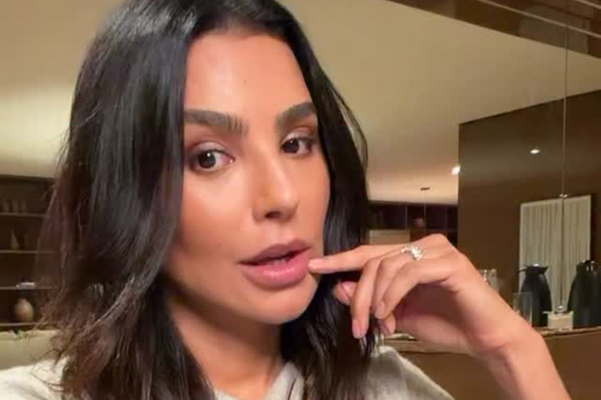 Cíntia Chagas revela mania de corrigir erros gramaticais: "Até na hora H"