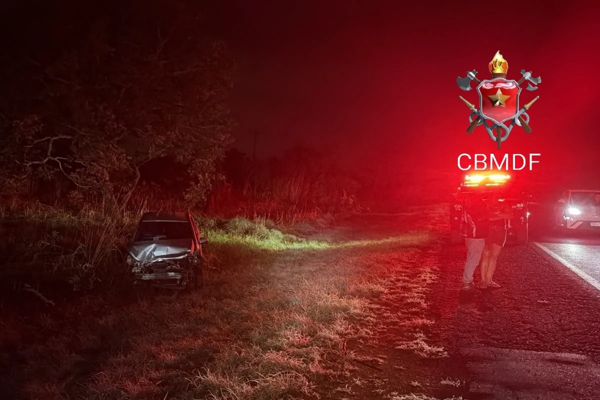 Mulher é hospitalizada após carros saírem da pista em acidente na DF-001