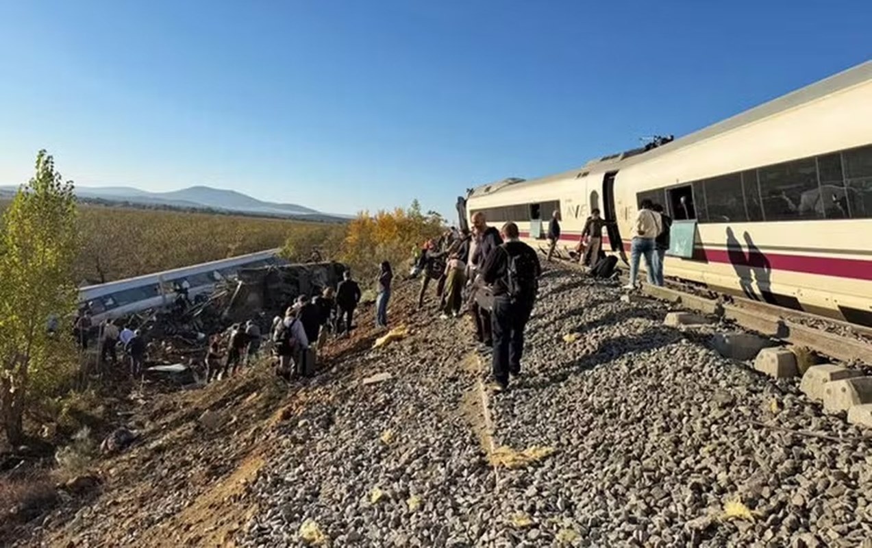 "Fui jogado por 5 assentos", diz sobrevivente de choque de trens na Espanha