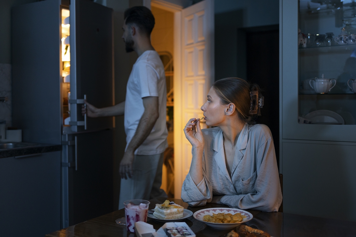 Comer tarde da noite pode aumentar o risco de doenças hepáticas