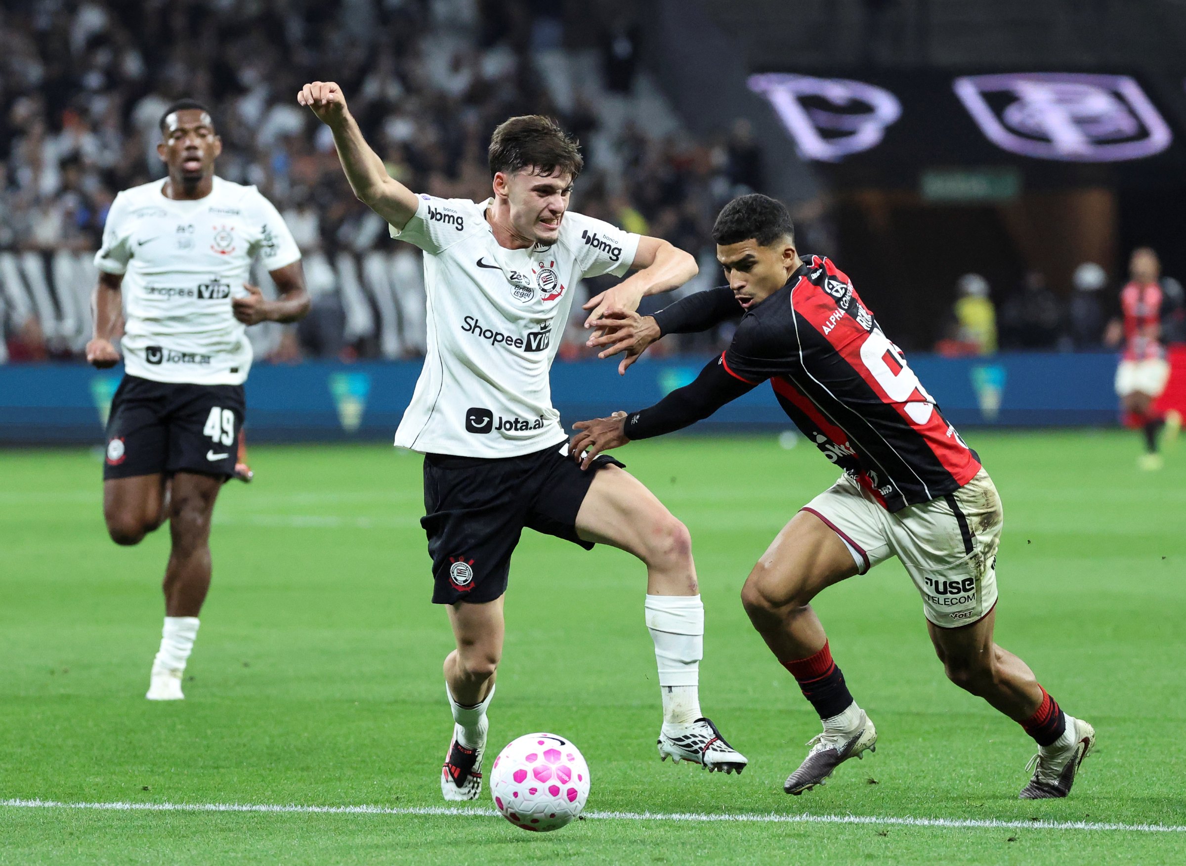 Com polêmica, Corinthians empata com Vitória e chega a 10 jogos sem vencer