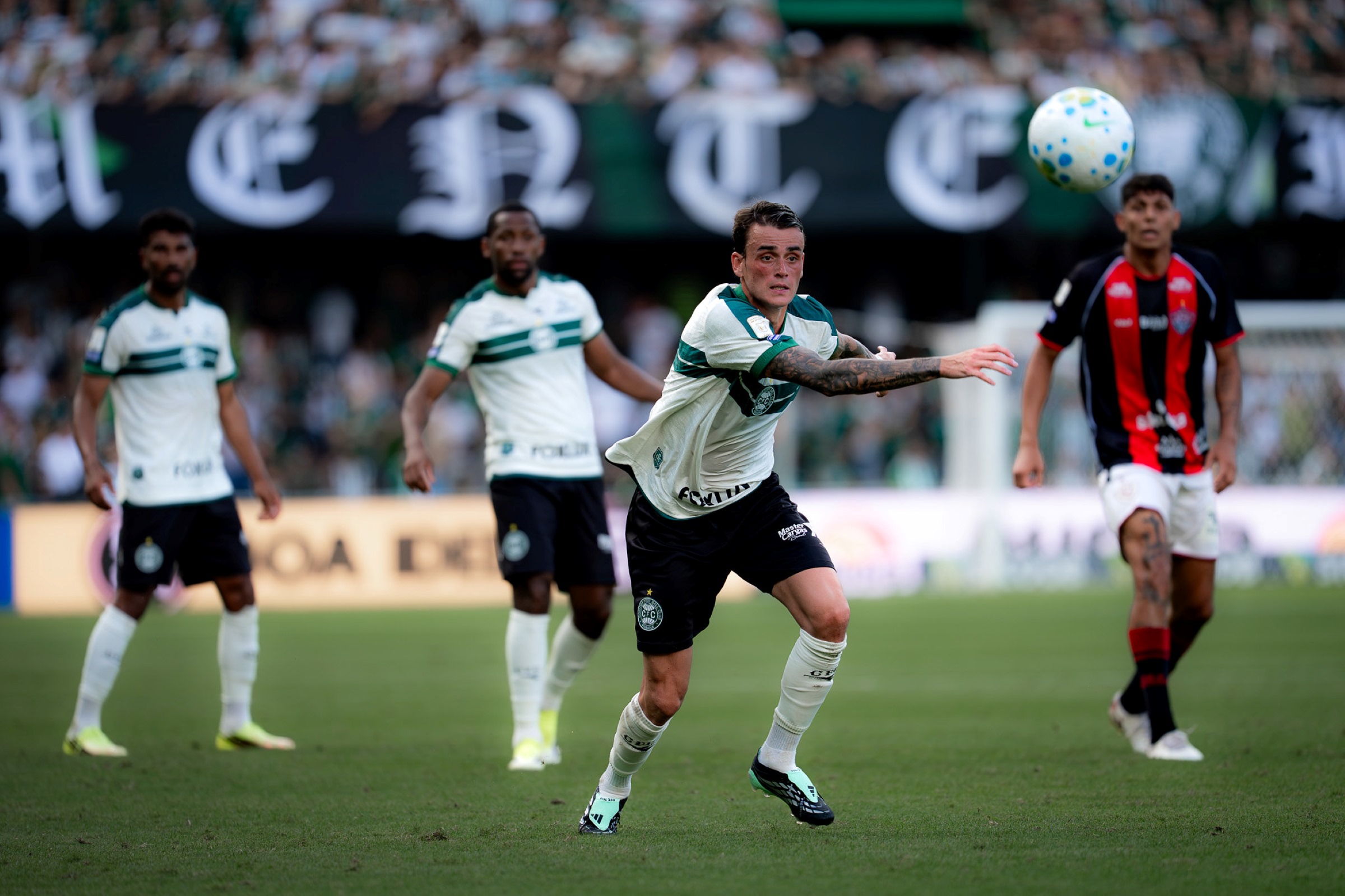 Coritiba vence Vitória por 2 a 0; Rubro-negro afunda na zona do rebaixamento