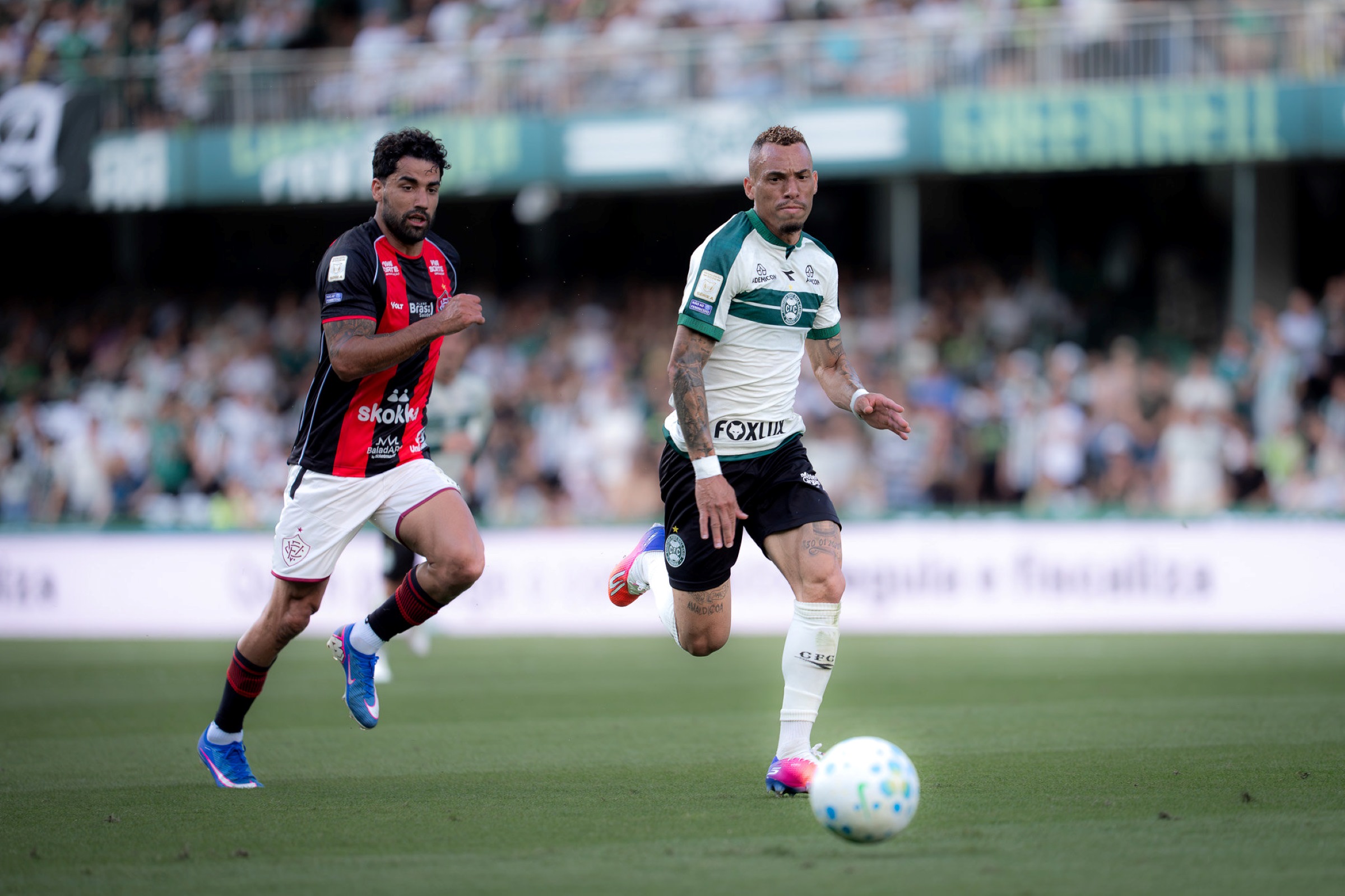 Coritiba vence Vitória e sai da zona de rebaixamento no Brasileirão