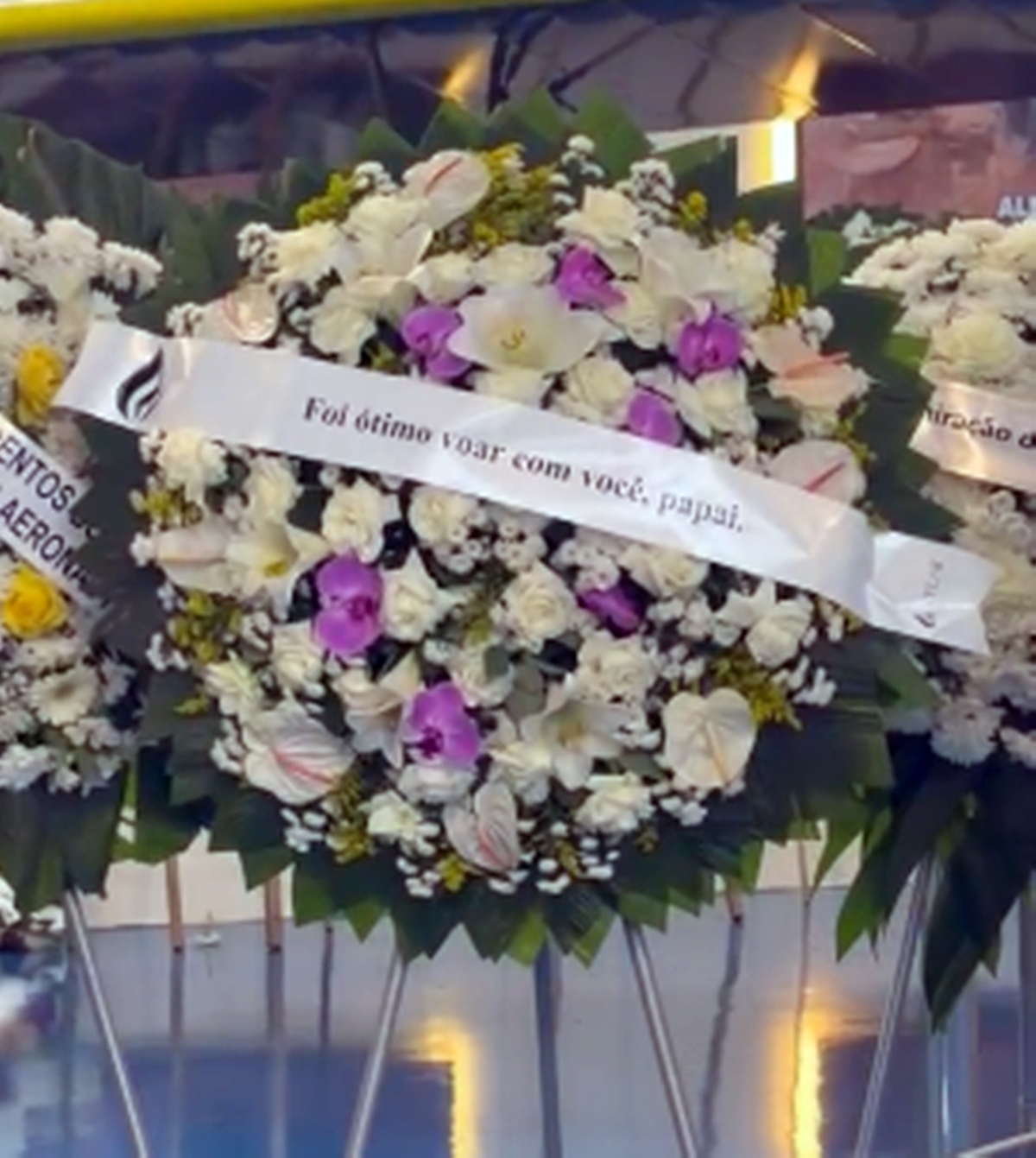 Filho de Lito Sousa não participou do velório, mas foi representado por uma coroa de flores
