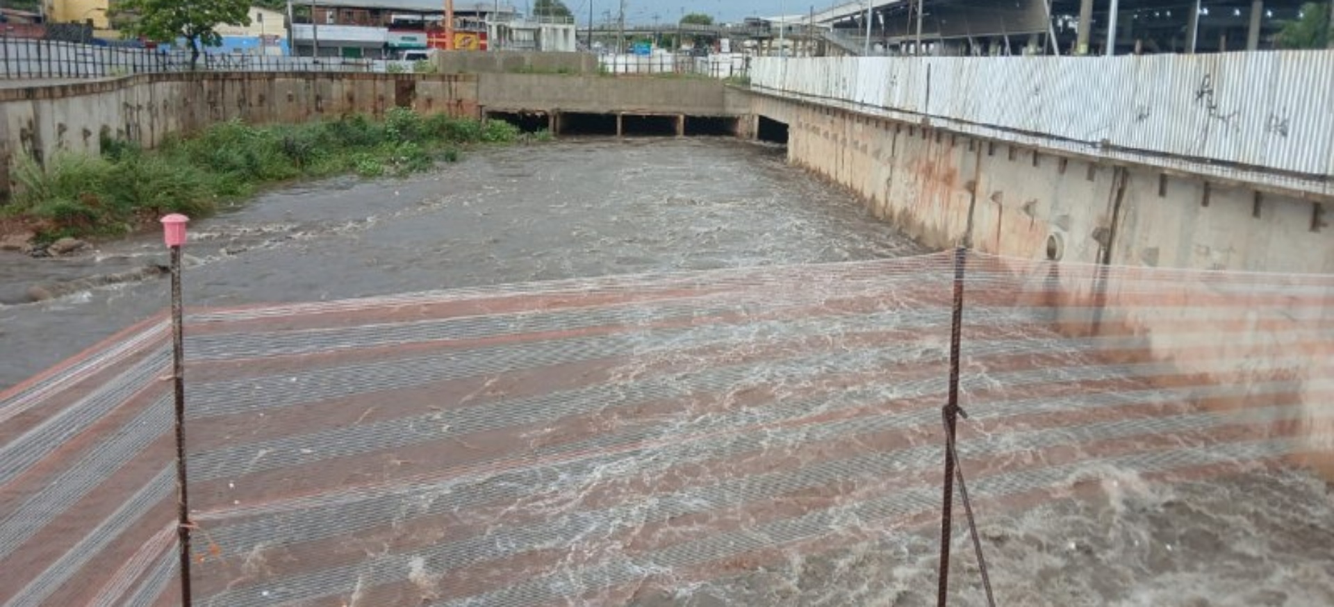 Chuva em BH: placa se solta e joga homem em córrego; bombeiros buscam