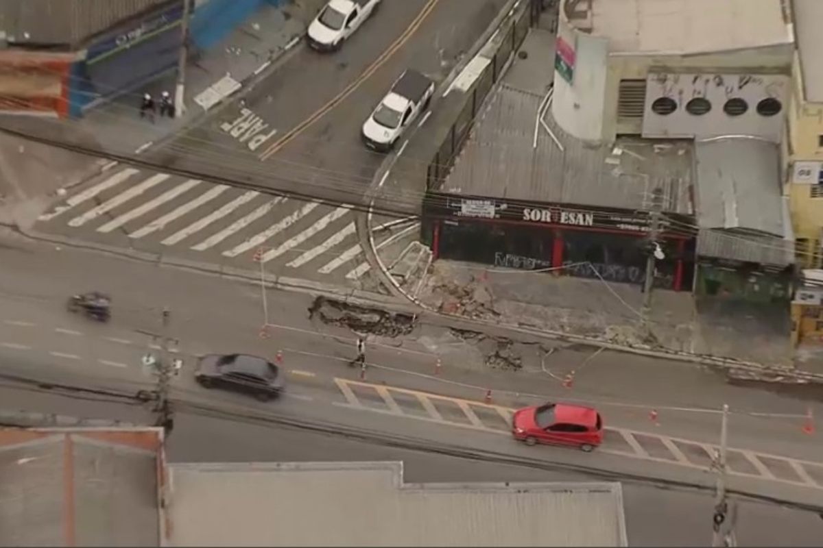 Rompimento de adutora abre cratera e interdita faixa de avenida em Osasco
