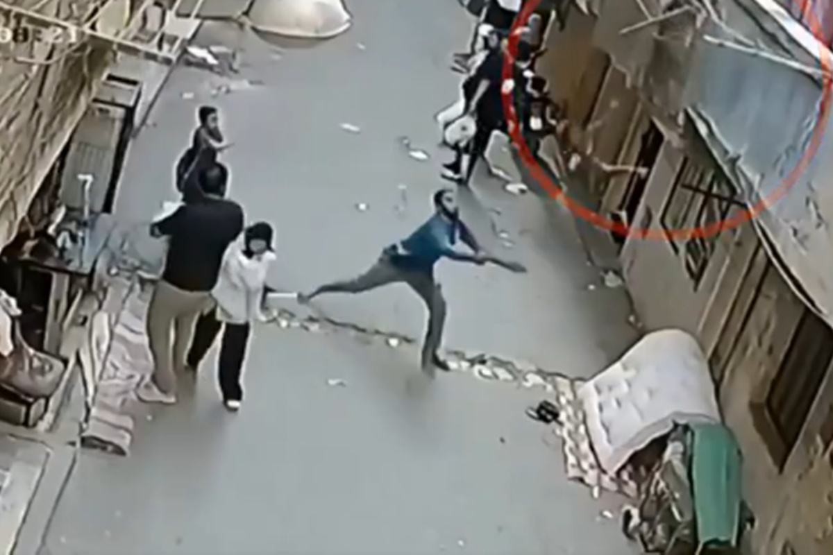 Vídeo mostra homem salvando criança que caiu de prédio no Egito