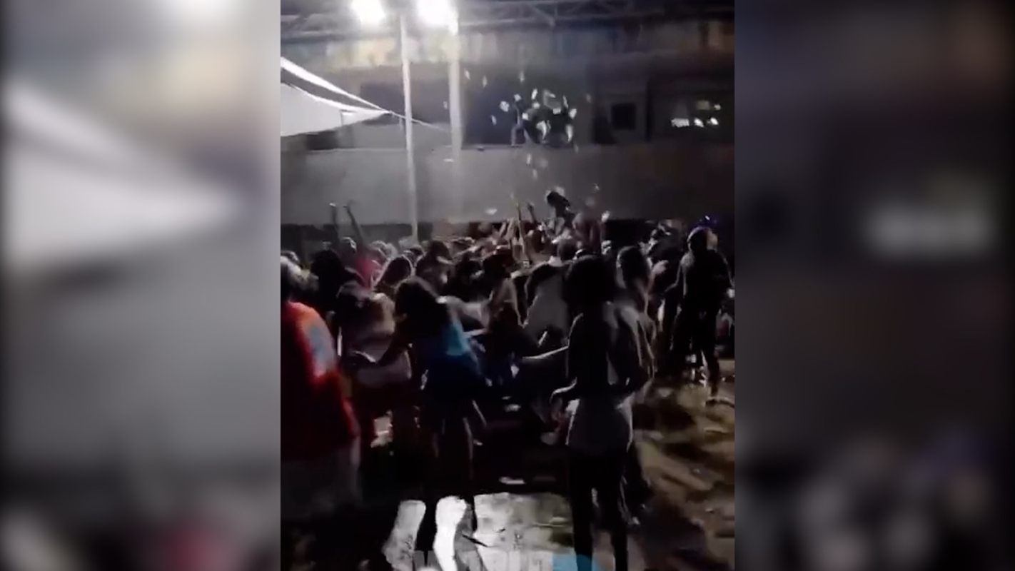 "Silvio Santos do CV": traficante lança maços de notas de R$ 100 em favela
