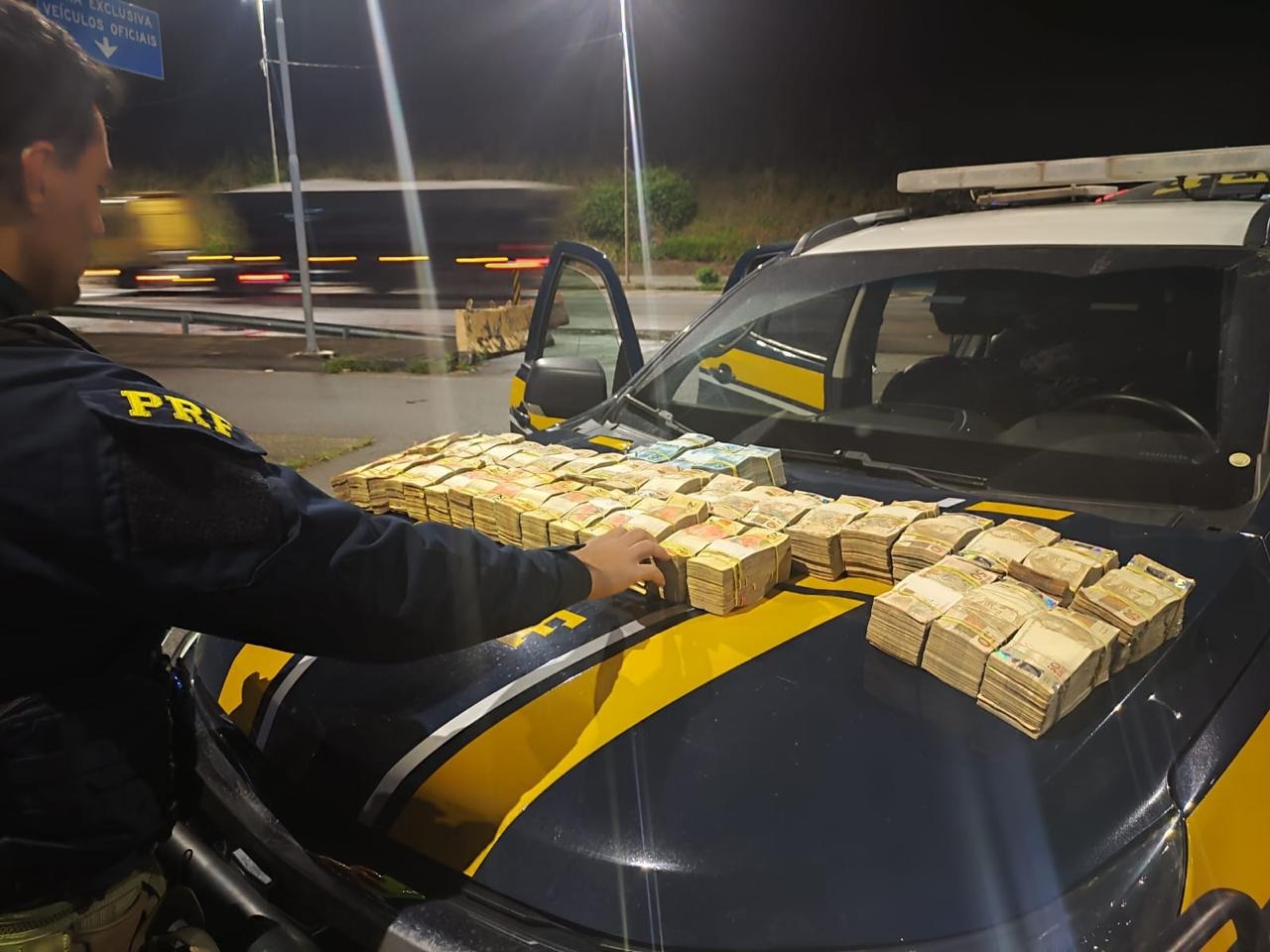 Motorista cita política e PF assume caso de mala com R$ 870 mil em MG