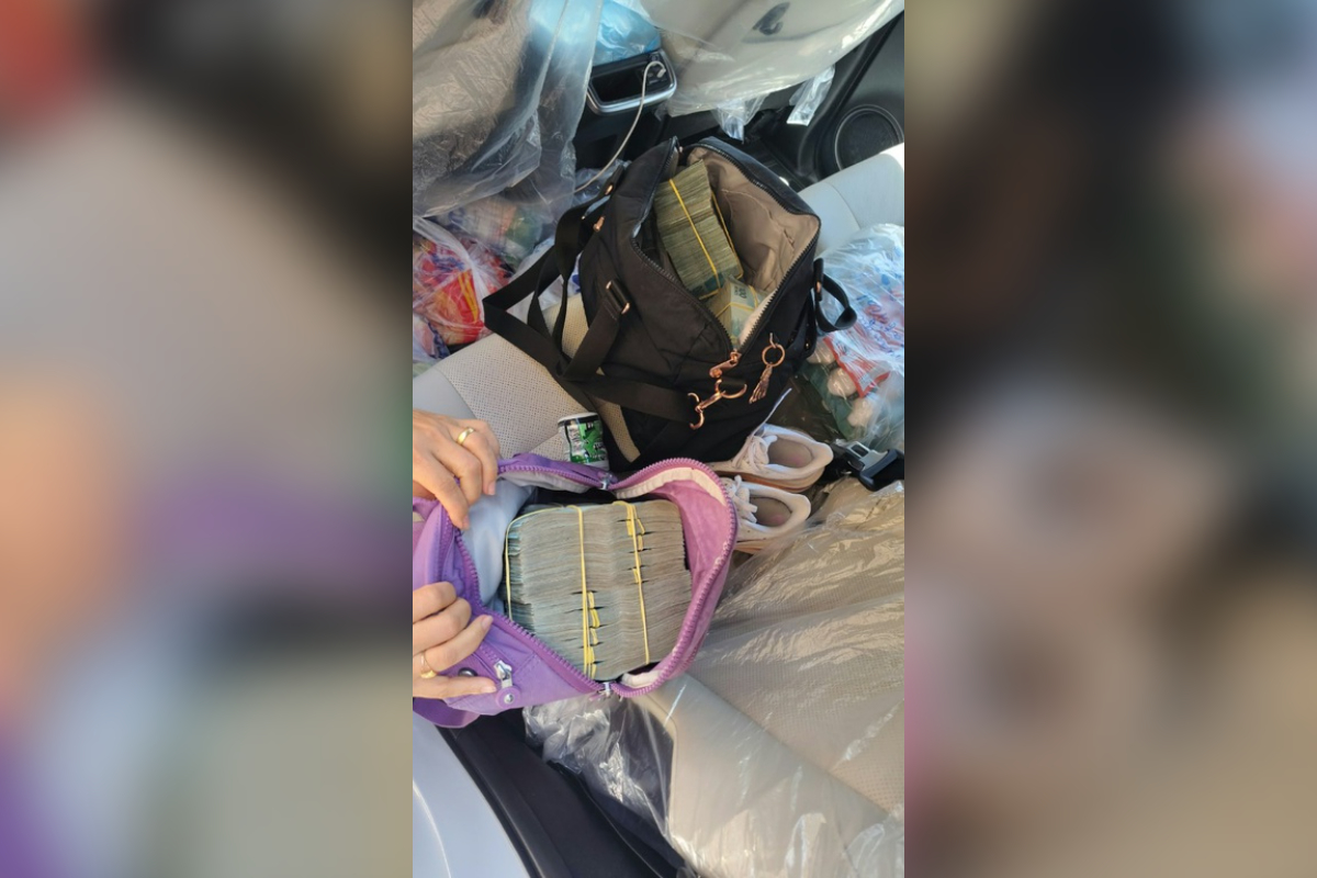 PF prende dupla com mais de meio milhão de reais escondidos em mochilas