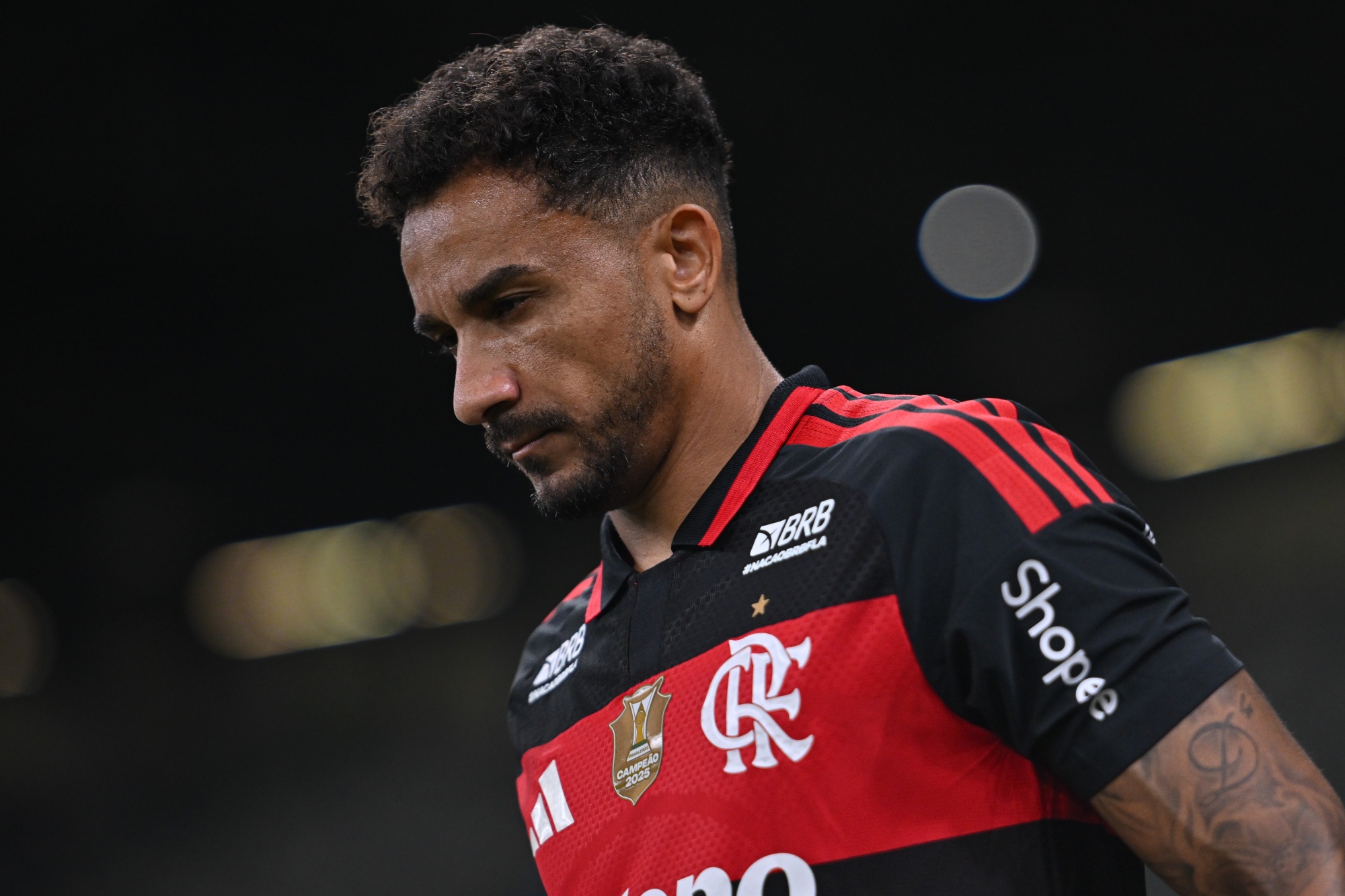 Flamengo: cirurgia de Danilo para corrigir fraturas é bem-sucedida