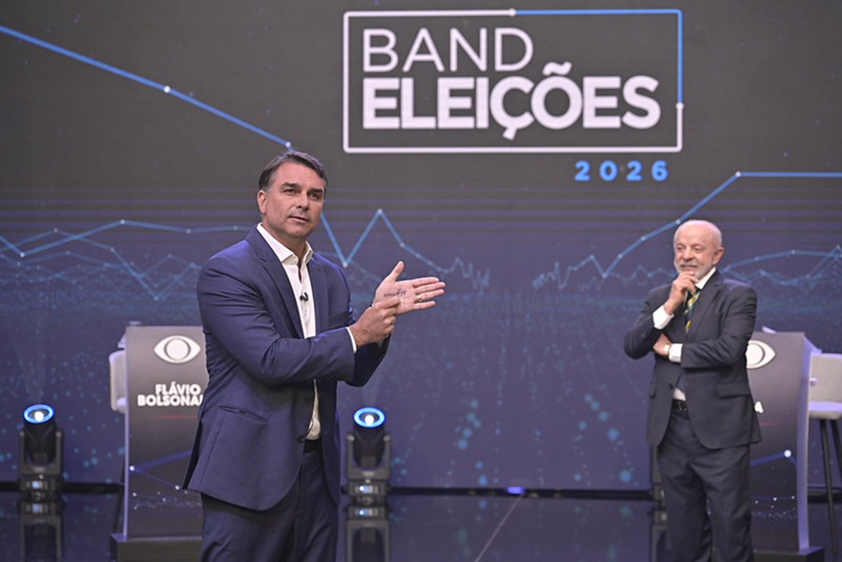 Com Lula na cola, Flávio apela para seu próprio pacote de bondades