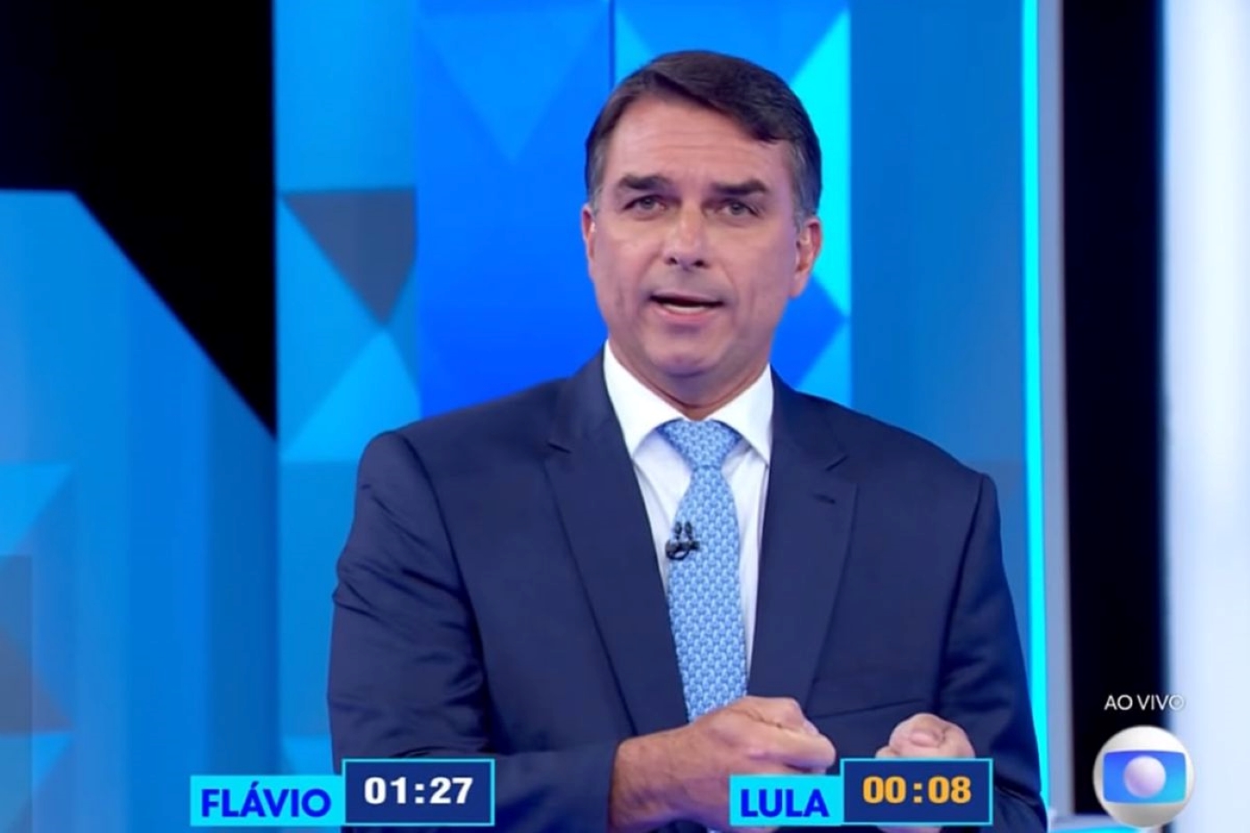 Durante debate, Flávio diz que Lula “dá com uma mão e tira com 9 dedos”