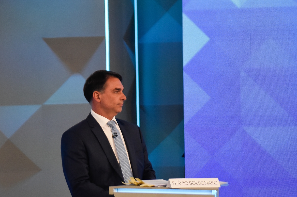 Flávio Bolsonaro perde o debate e a dignidade, se é que já teve alguma