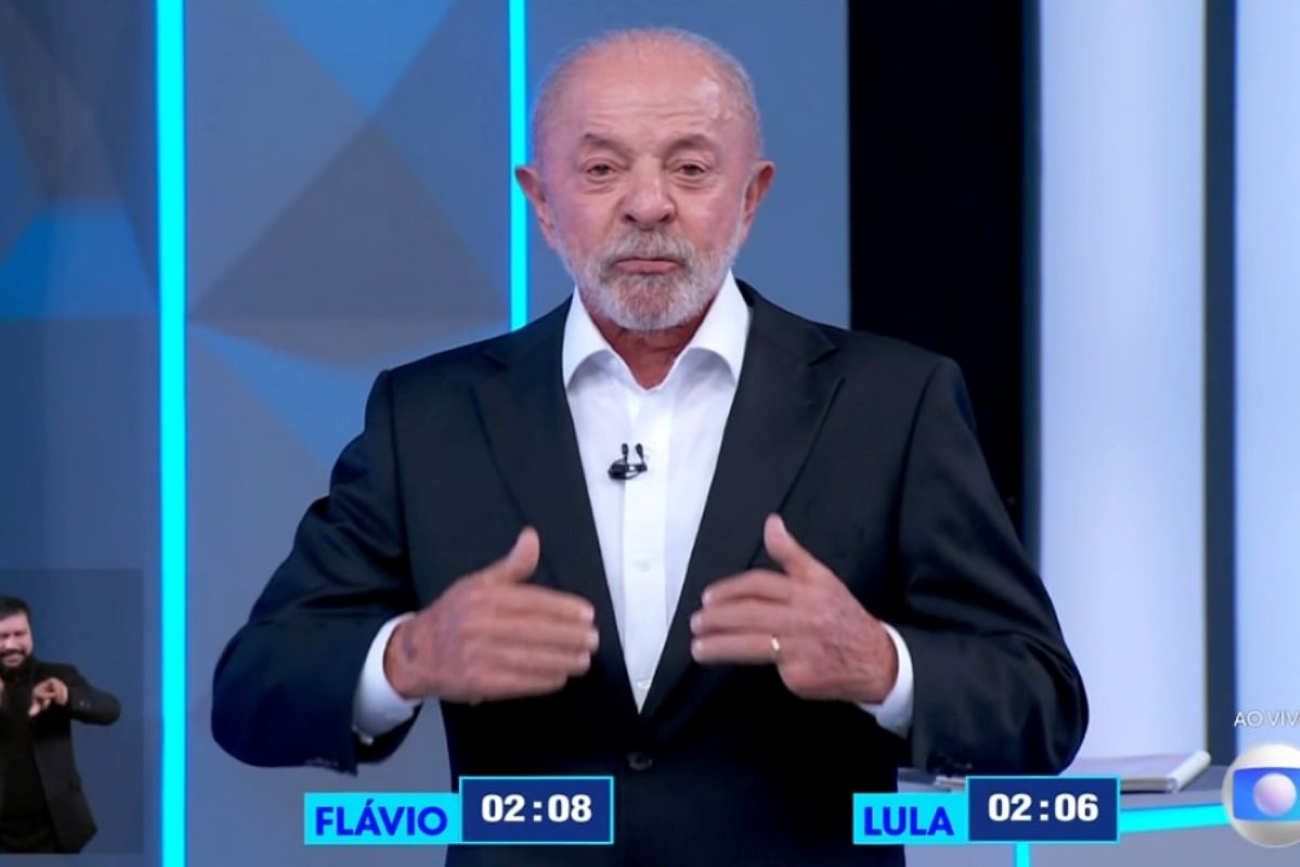 Flávio diz que Lula "dá com uma mão e tira com nove dedos" em debate