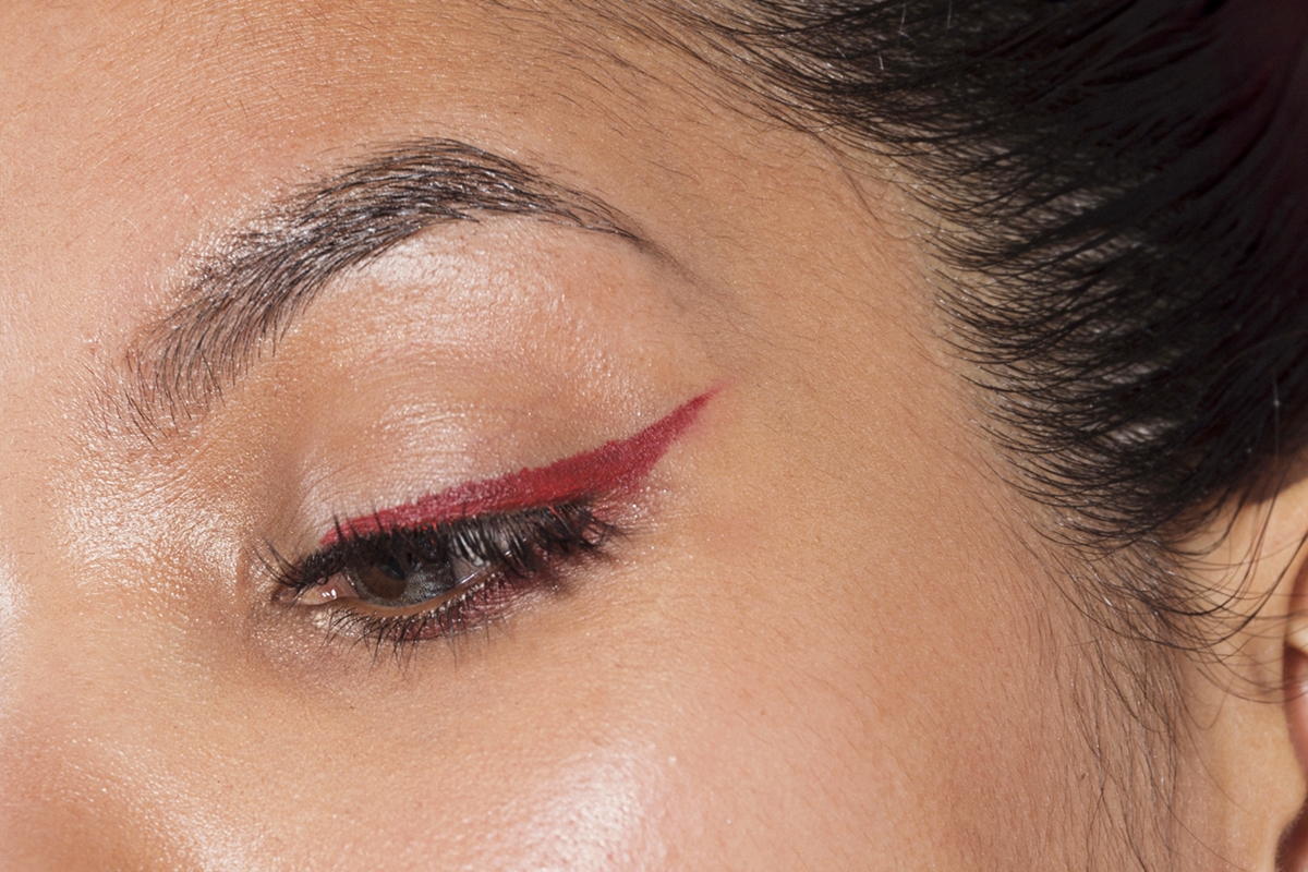 Delineado vermelho vira trend de make para o Halloween; confira inspirações