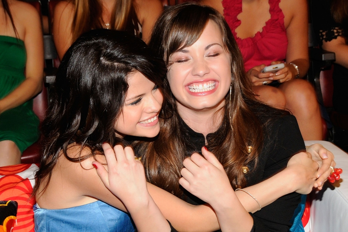 Demi Lovato e Selena Gomez têm amizade de idas e vindas; relembre tretas