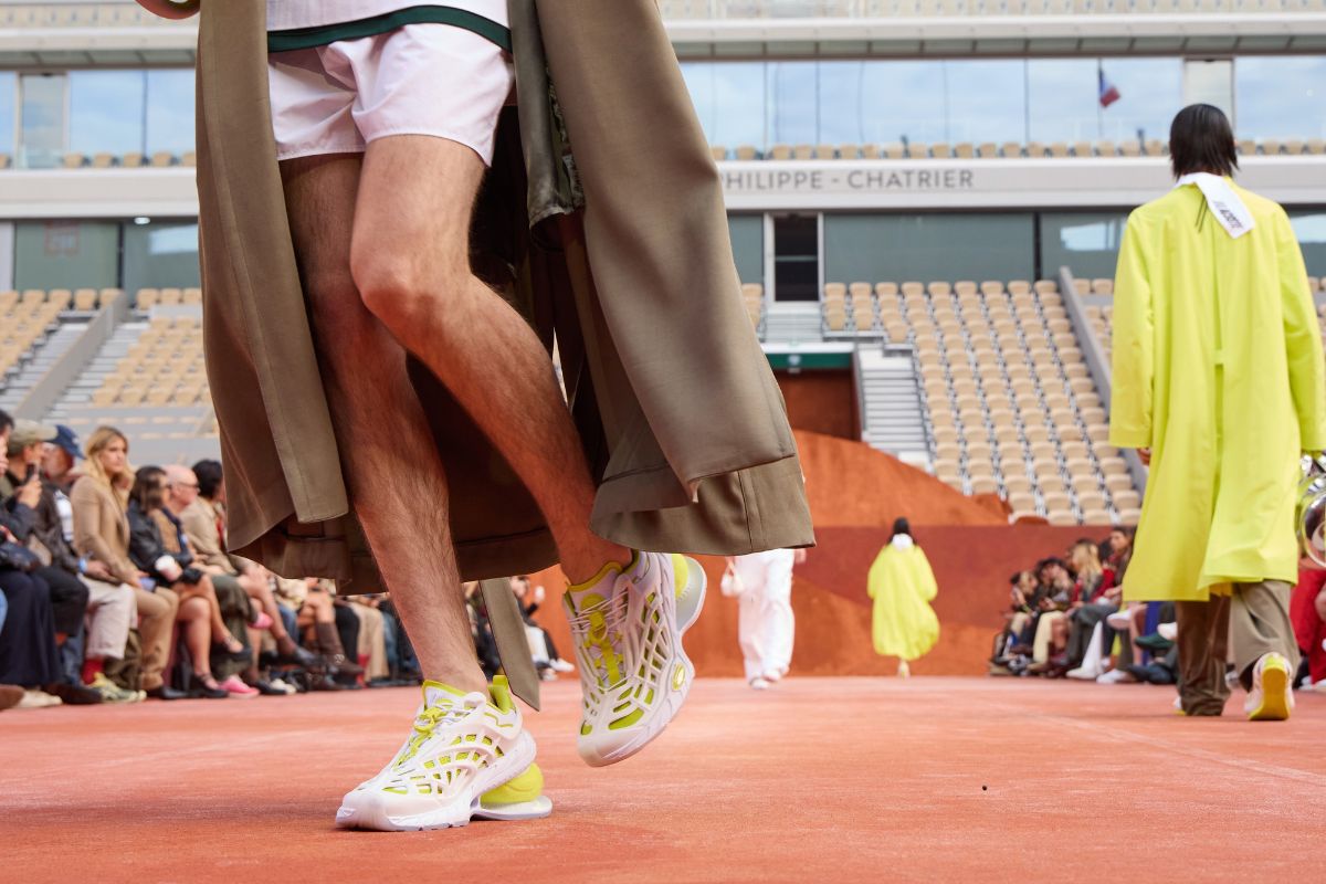 Lacoste transforma bola de tênis em salto e desconstrói estilo preppy