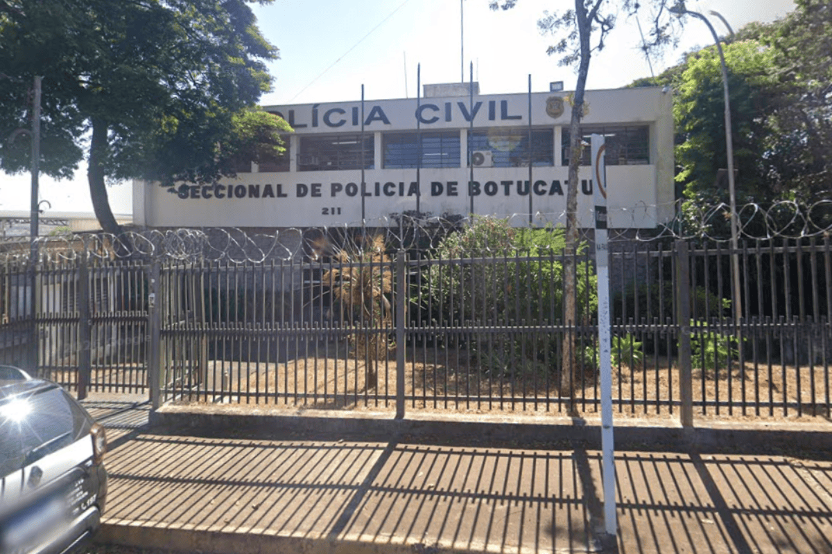 Mãe esfaqueia partes íntimas de homem após filho denunciar abuso sexual