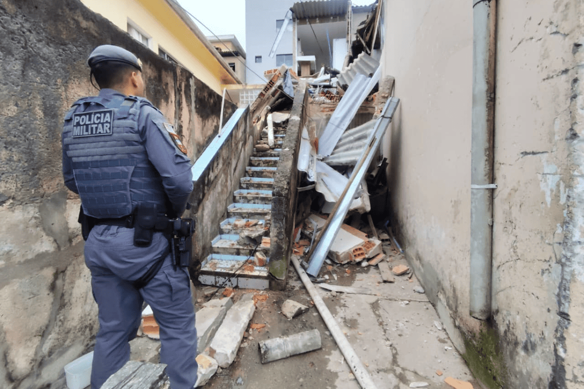 Casa desaba em SP e bombeiros resgatam mulher debaixo de escombros