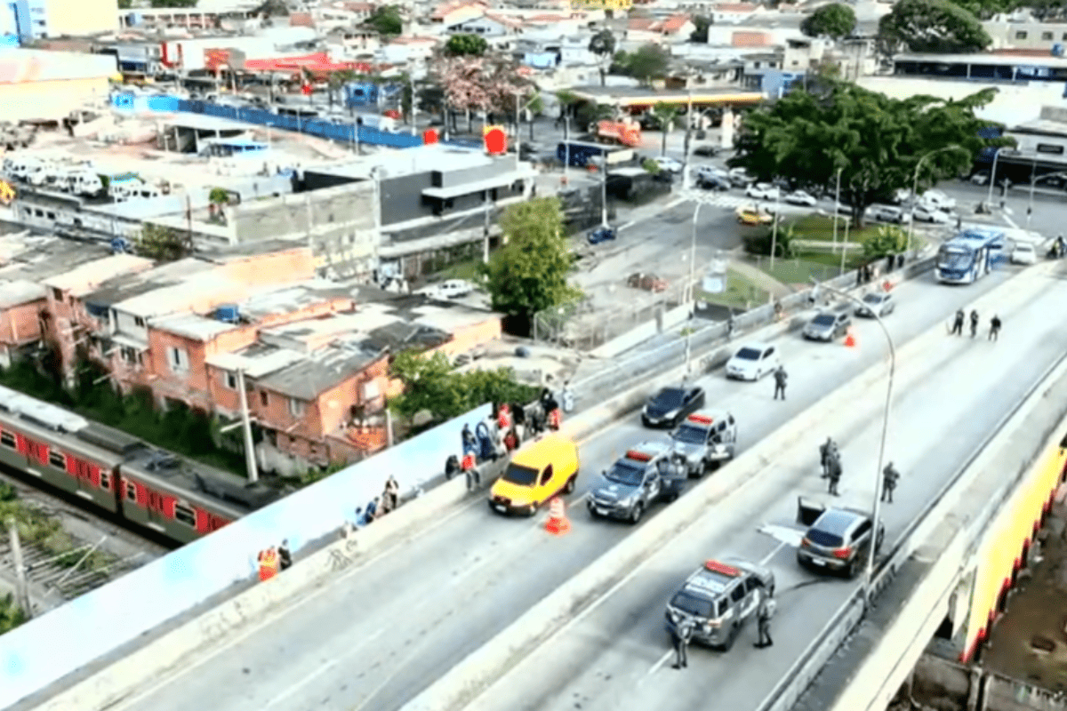 PM mata suspeito e deixa outro ferido após troca de tiros na zona leste