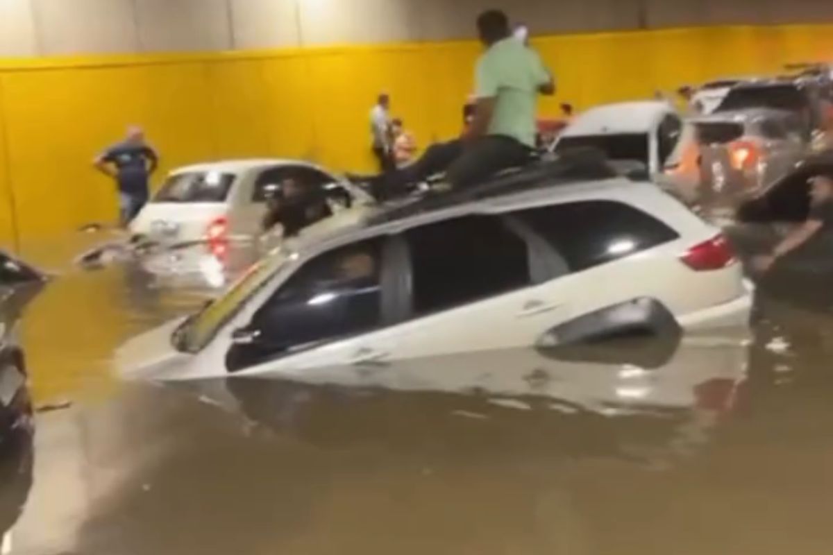 Túnel do Anhangabaú alaga e deixa passageiros ilhados no Centro de SP