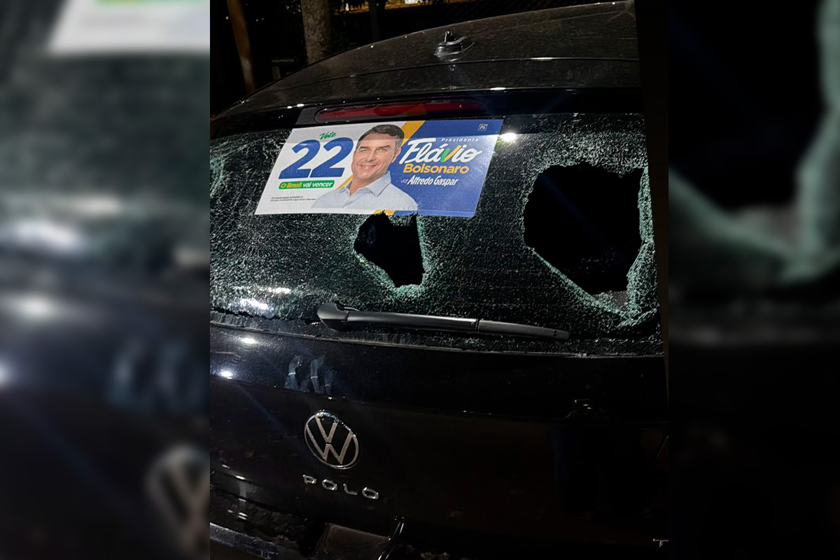 Carro com adesivo de Bolsonaro é apedrejado ao passar por ato do PT no DF