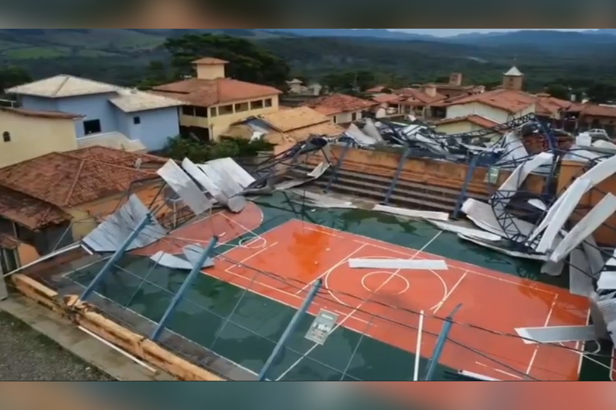 Cobertura de quadra desaba sobre casas e deixa moradores desalojados em MG