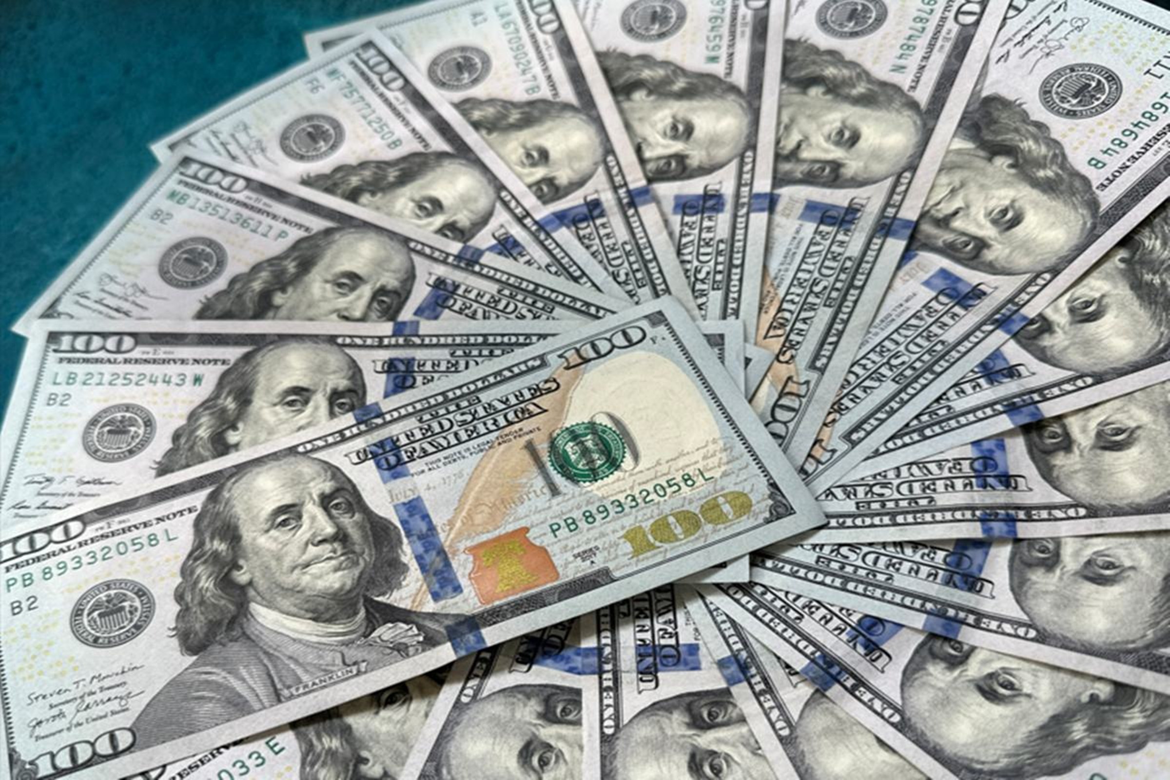 Dólar abre estável com cenário interno e à espera por taxa de juros dos EUA