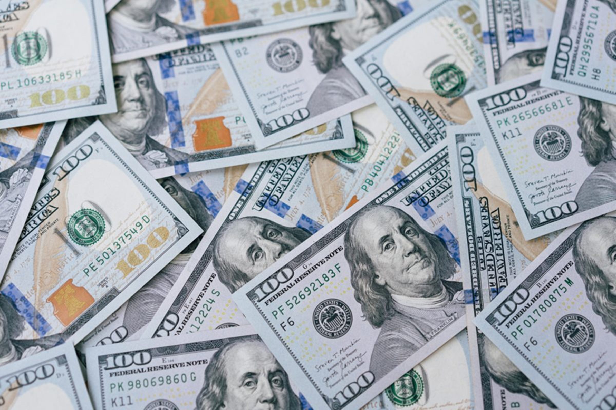 Dólar abre em trajetória de queda no rescaldo do 1º turno das eleições