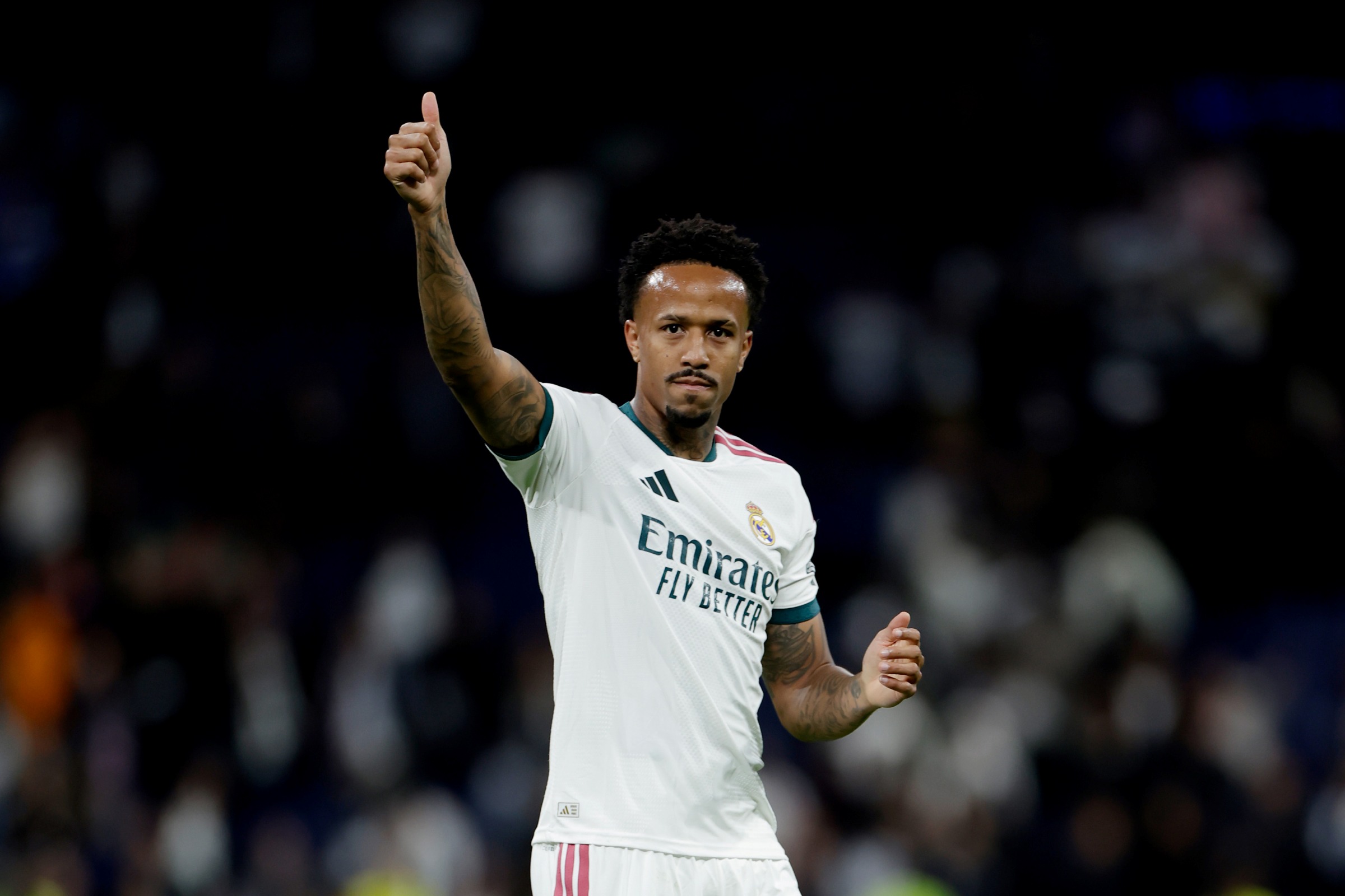 Éder Militão comemora retorno aos gramados após lesão que o tirou da Copa