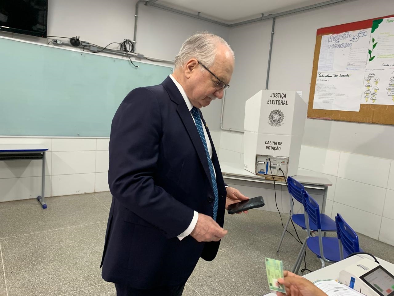 STF: Edson Fachin vota no 2º turno e prega "paz e tranquilidade ao Brasil"