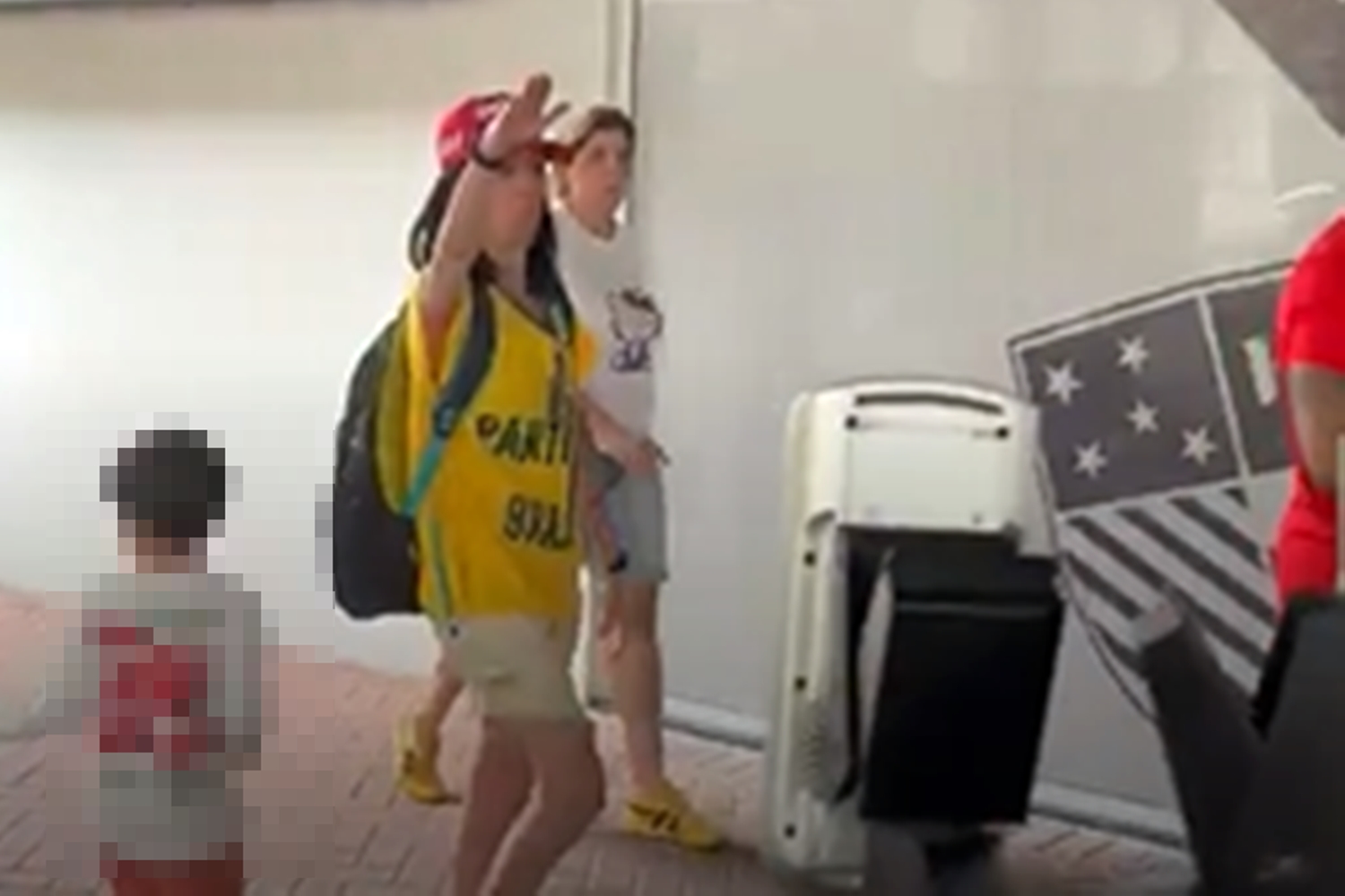 Eleitora de verde e amarelo e boné do Maga faz suposta saudação nazista no Rio de Janeiro (RJ)