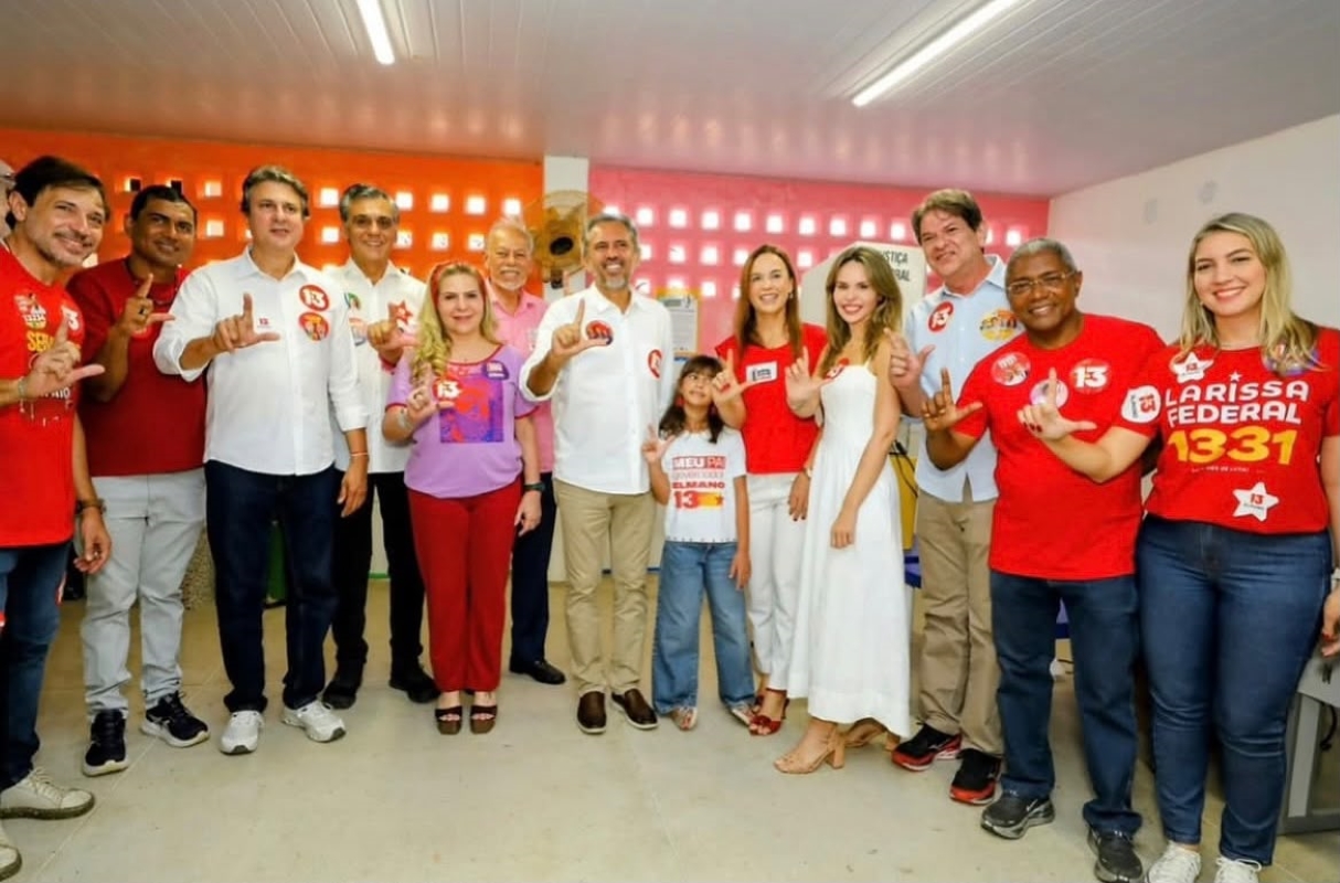Imagem colorida mostra Elmano após votar no 1° turno das eleições - Metrópoles