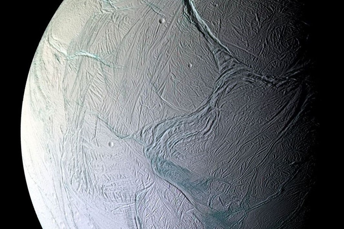 Imagem colorida da lua Encélado, de Saturno - Metrópoles