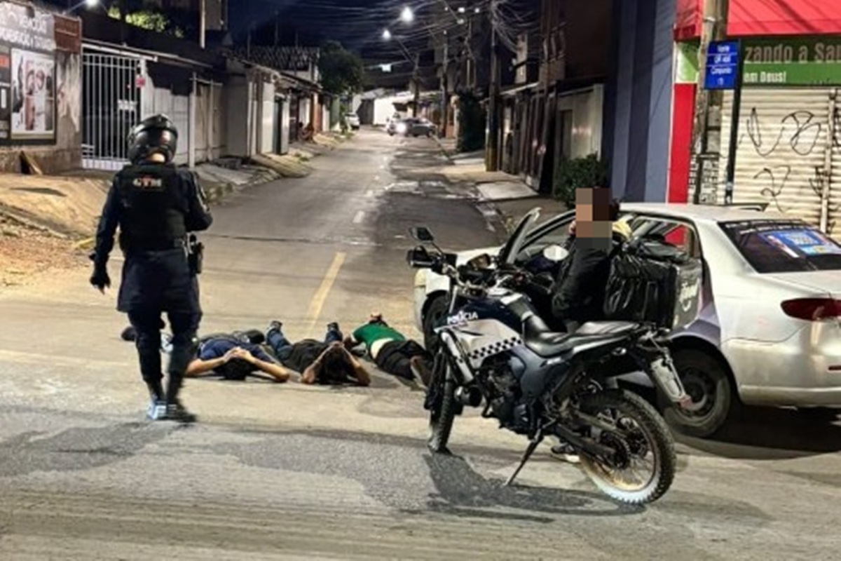 PM de folga flagra assalto a entregadora de app e prende autores no DF