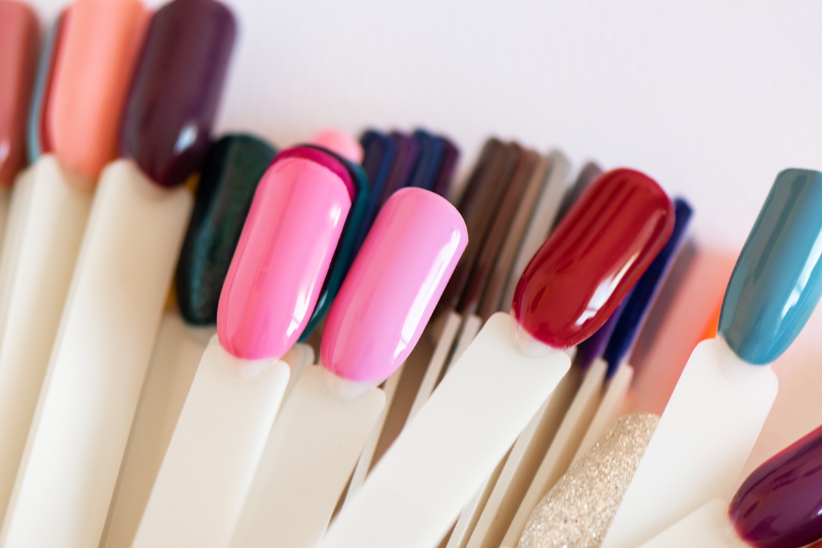 Estudo sugere que unhas médias e pintadas de branco são as mais atraentes