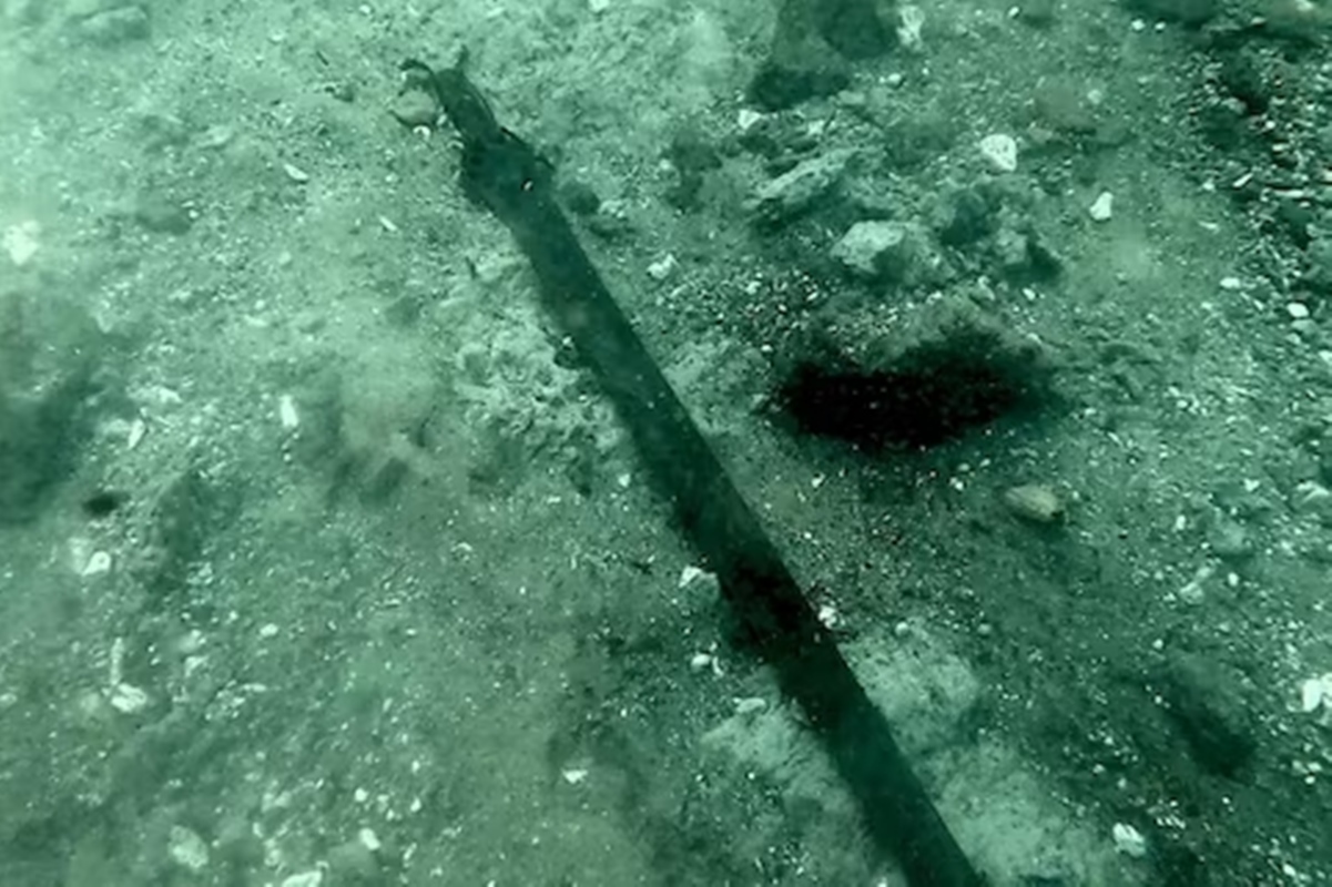 Espada de 3,3 mil anos é encontrada em lago na Itália ainda afiada