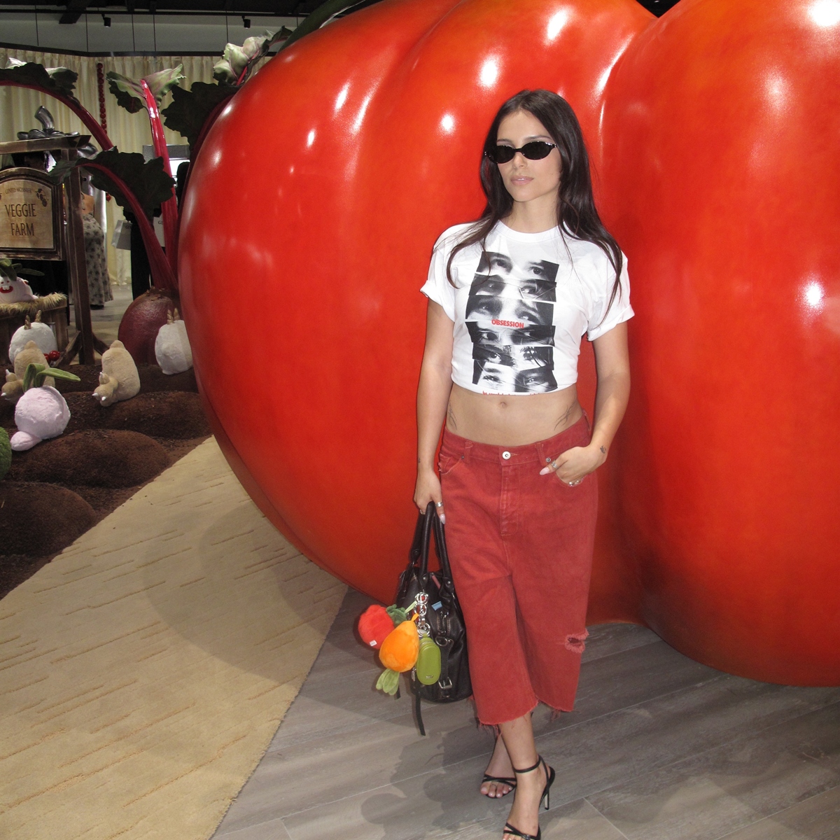foto com cor. estilo atriz inde navarrette - metrópoles