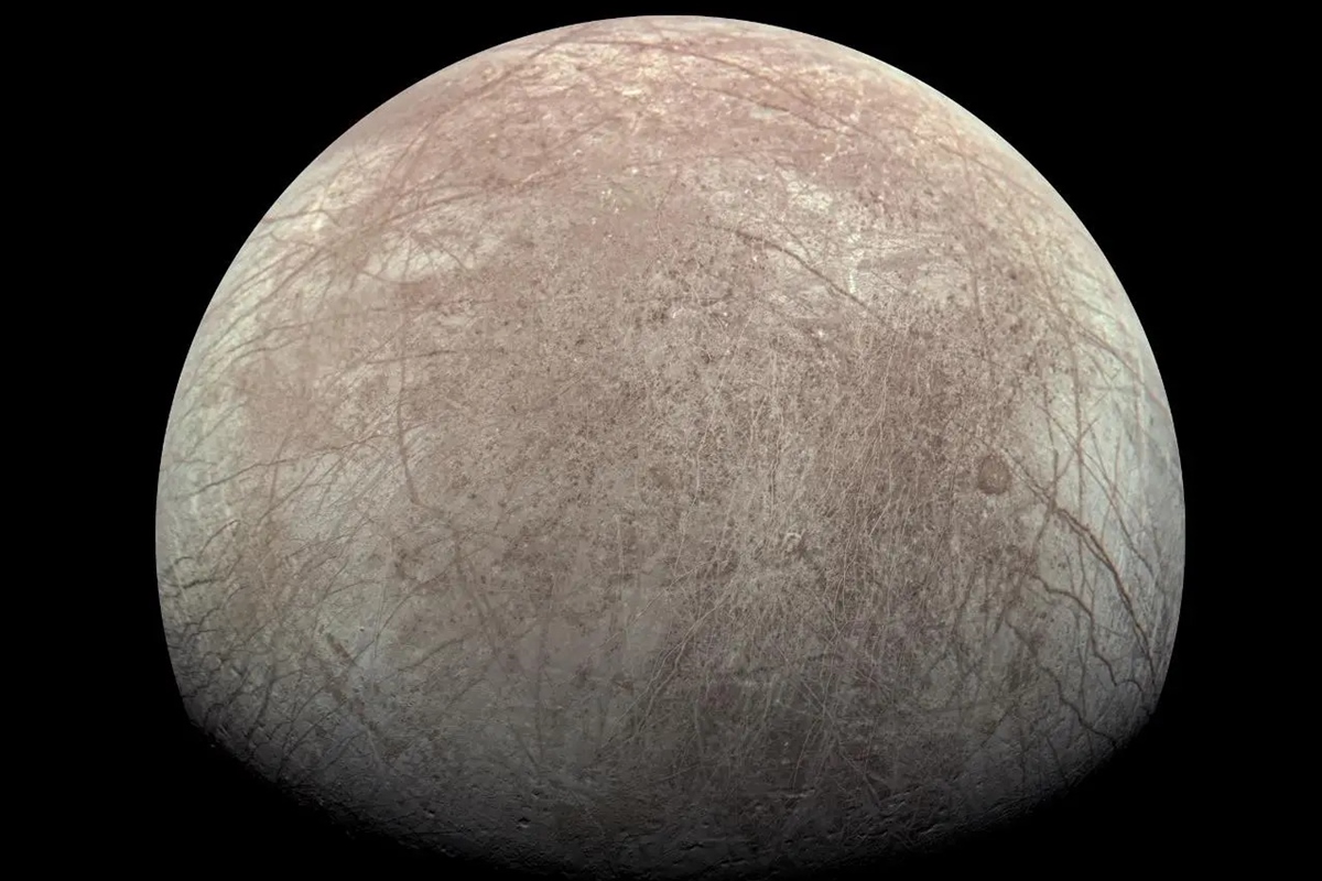 Imagem colorida da lua Europa, de Júpiter- Metrópoles