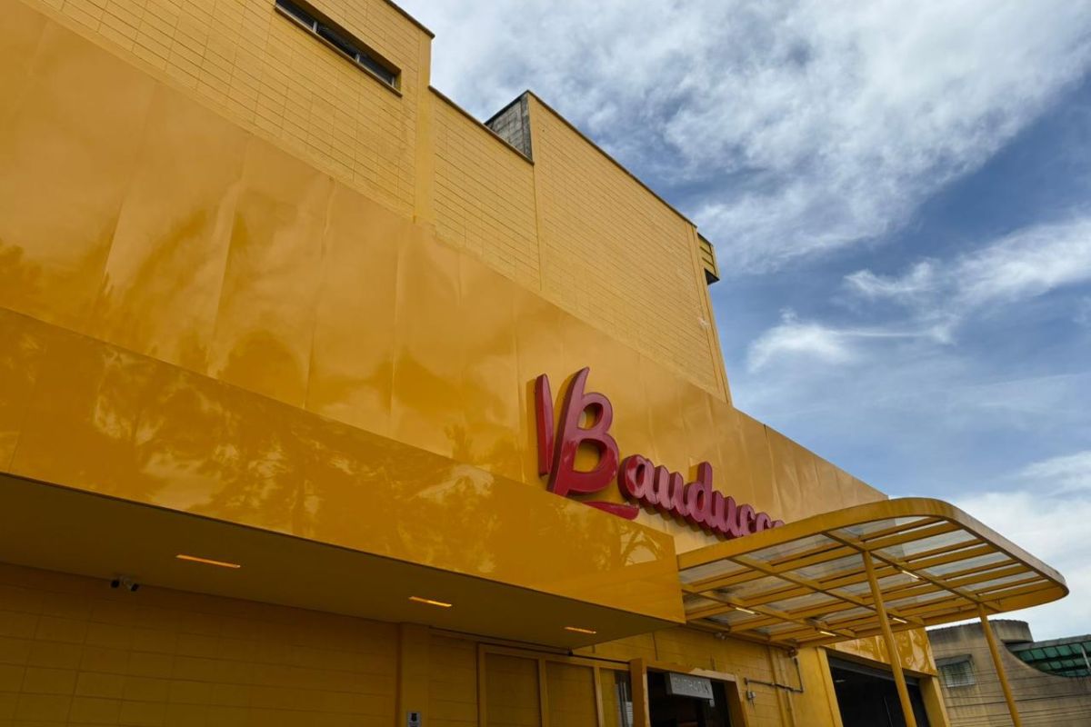 Fábrica da Bauducco em SP é multada por despejar água suja em via pública