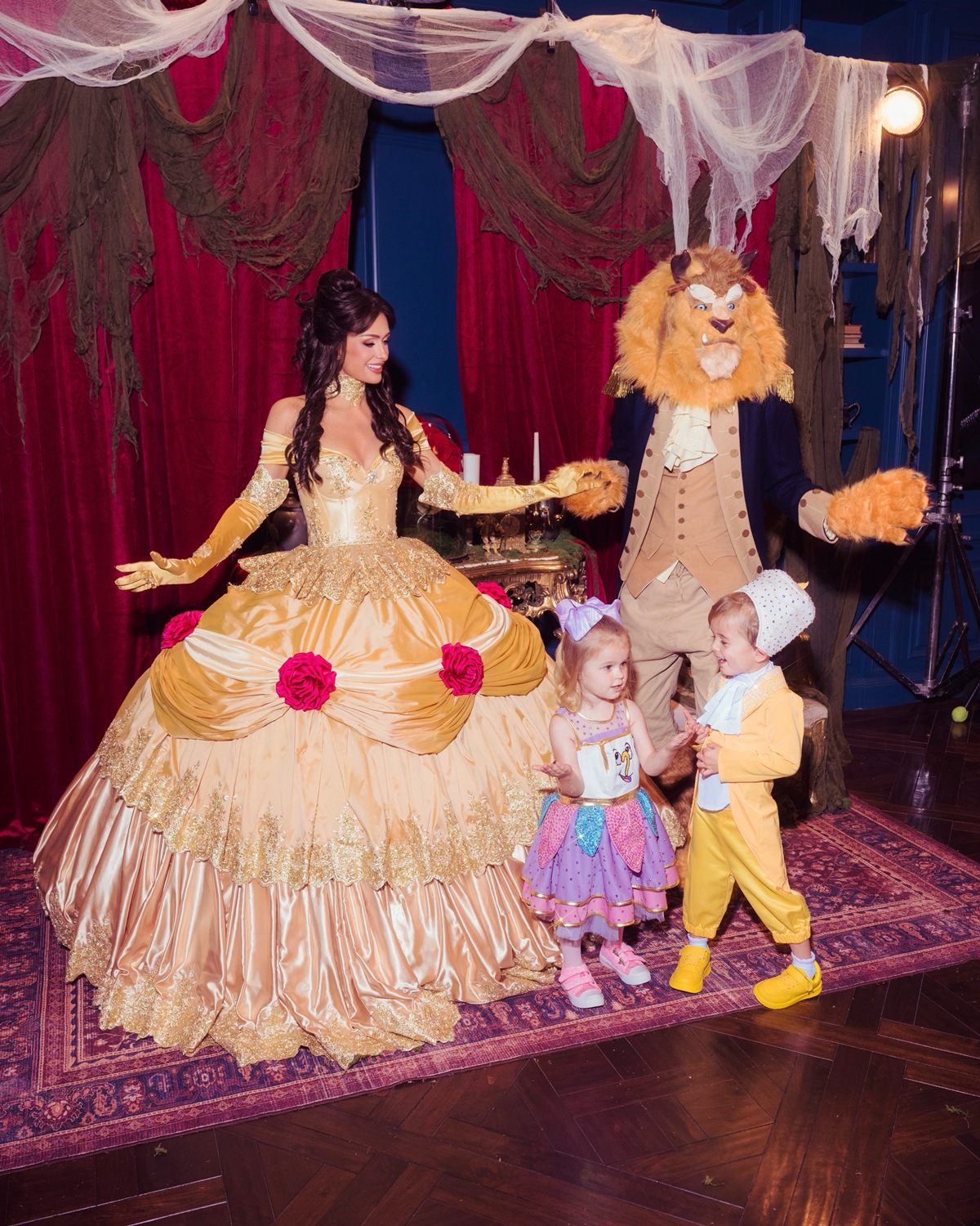 foto com cor. paris hilton e família fantasiada de bela e a fera para o halloween - metrópoles