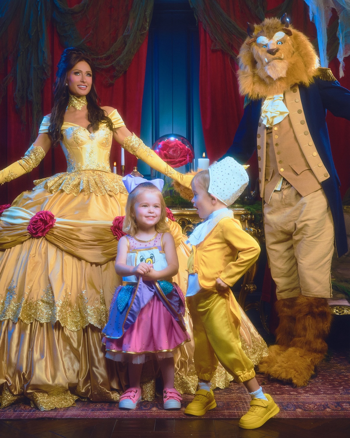 foto com cor. paris hilton e família fantasiada de bela e a fera para o halloween - metrópoles