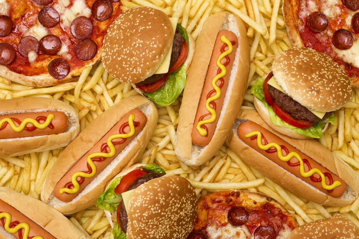 Foto colorida de batata frita, cachorro-quente, hamburguer e pizzas - Metrópoles
