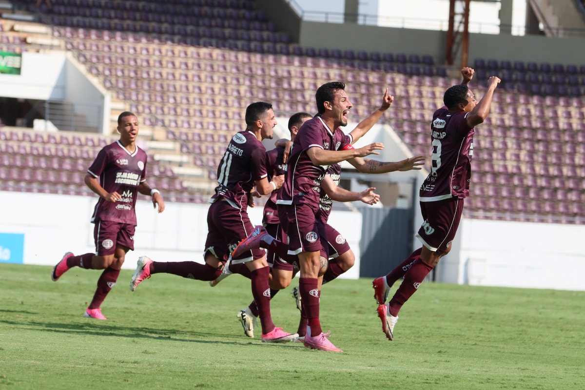 Após jogo suspenso, Ferroviária e Inter de Limeira garantem ida à Série B
