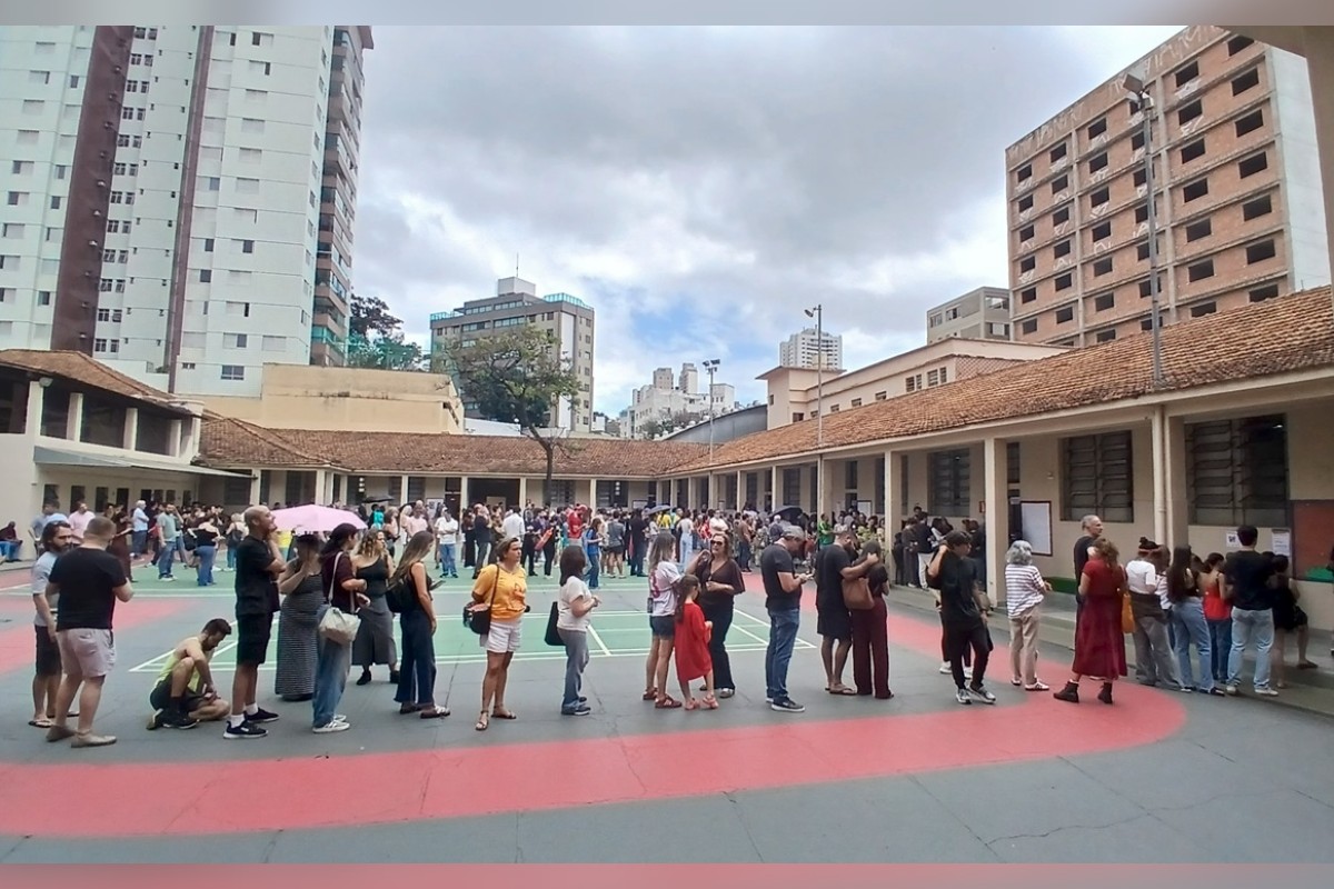 Filas para votar em BH têm espera de mais de 2 horas neste domingo (4/10)