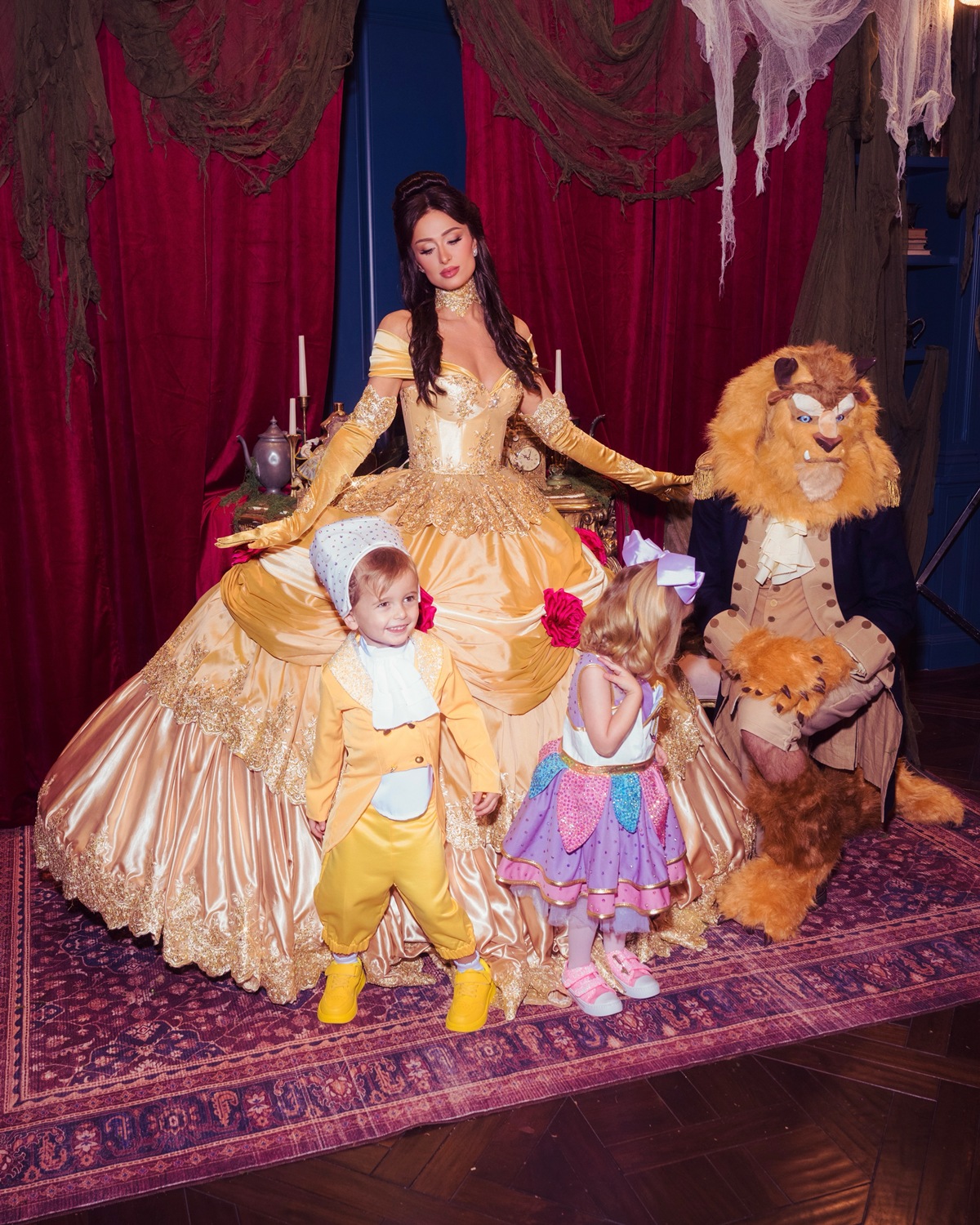 foto com cor. paris hilton e família fantasiada de bela e a fera para o halloween - metrópoles