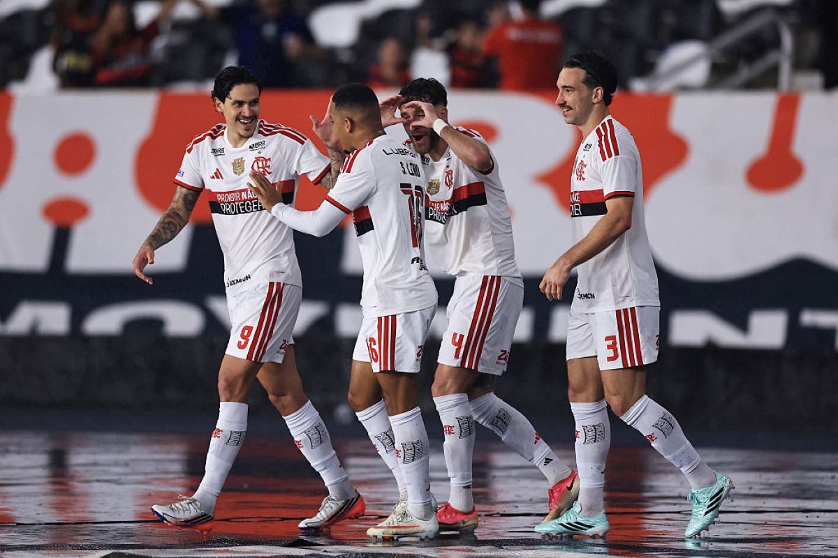 Com dois de Pedro e Samuel Lino, Flamengo goleia o Vasco no Brasileirão