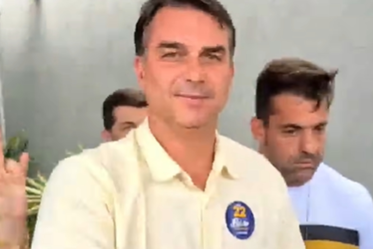Flávio Bolsonaro já está em Brasília para acompanhar a apuração