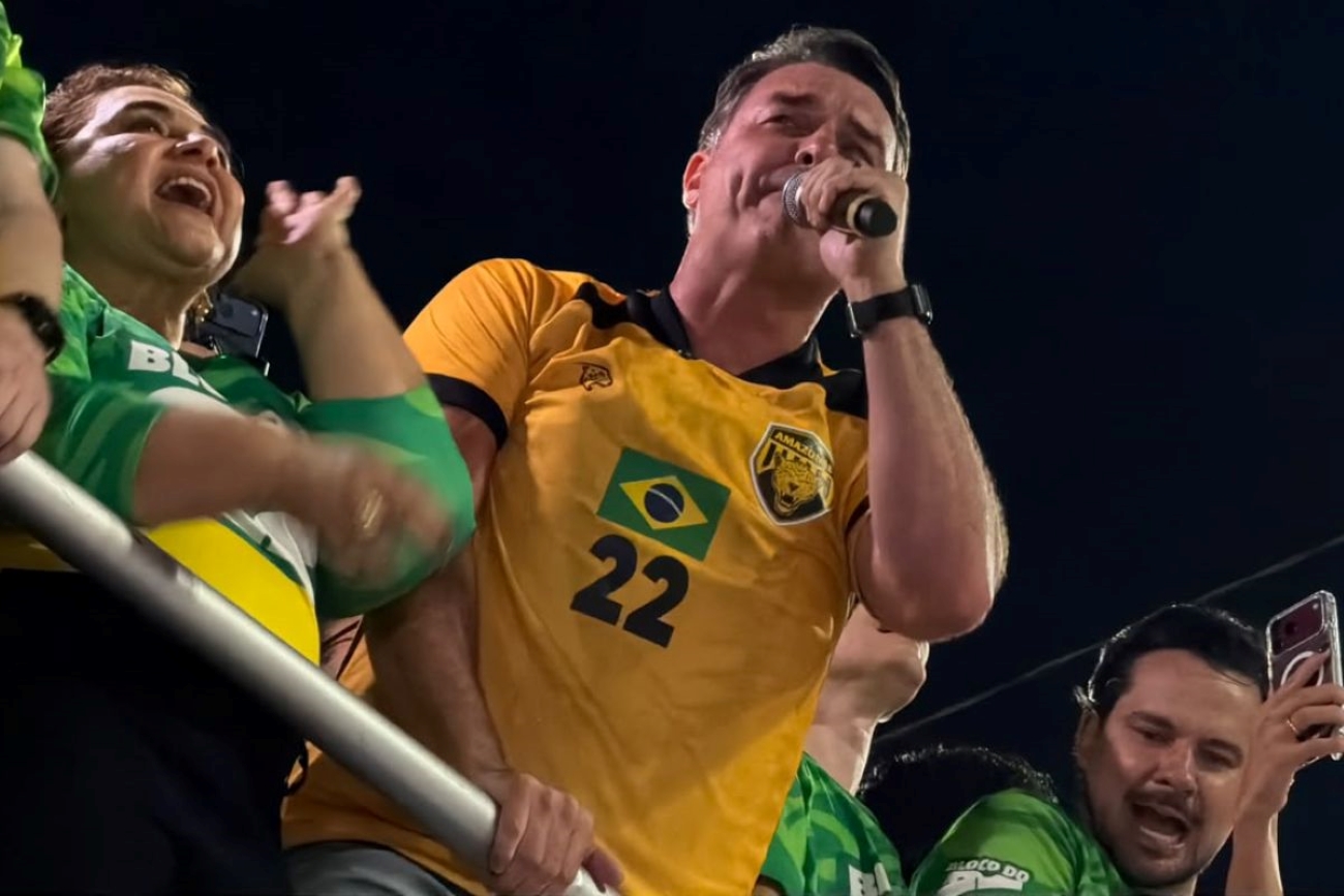 "Lula está cagando para Amazônia”, diz Flávio ao ser cobrado sobre fumaça